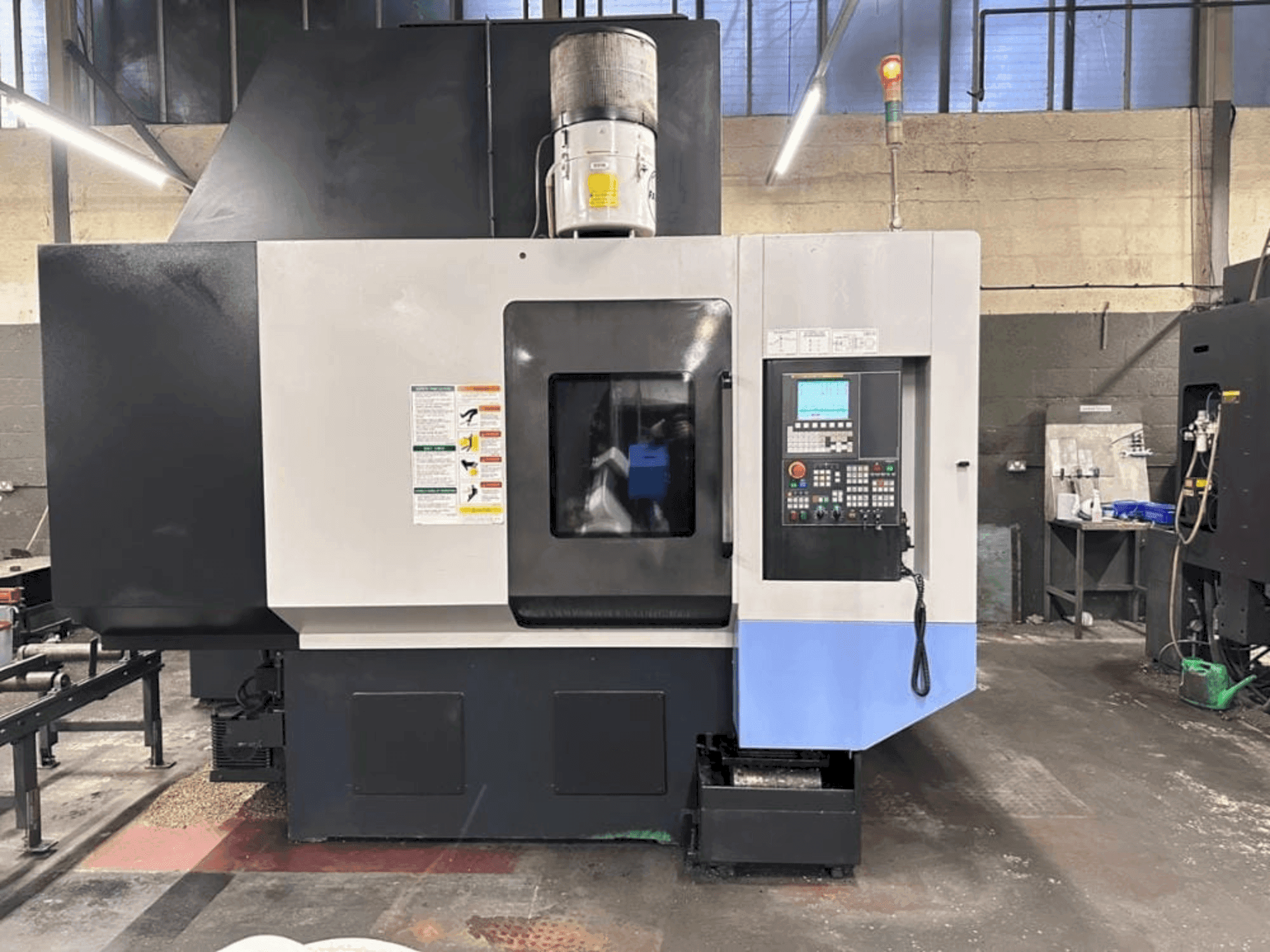 Čelní pohled na DOOSAN VC-510 stroj