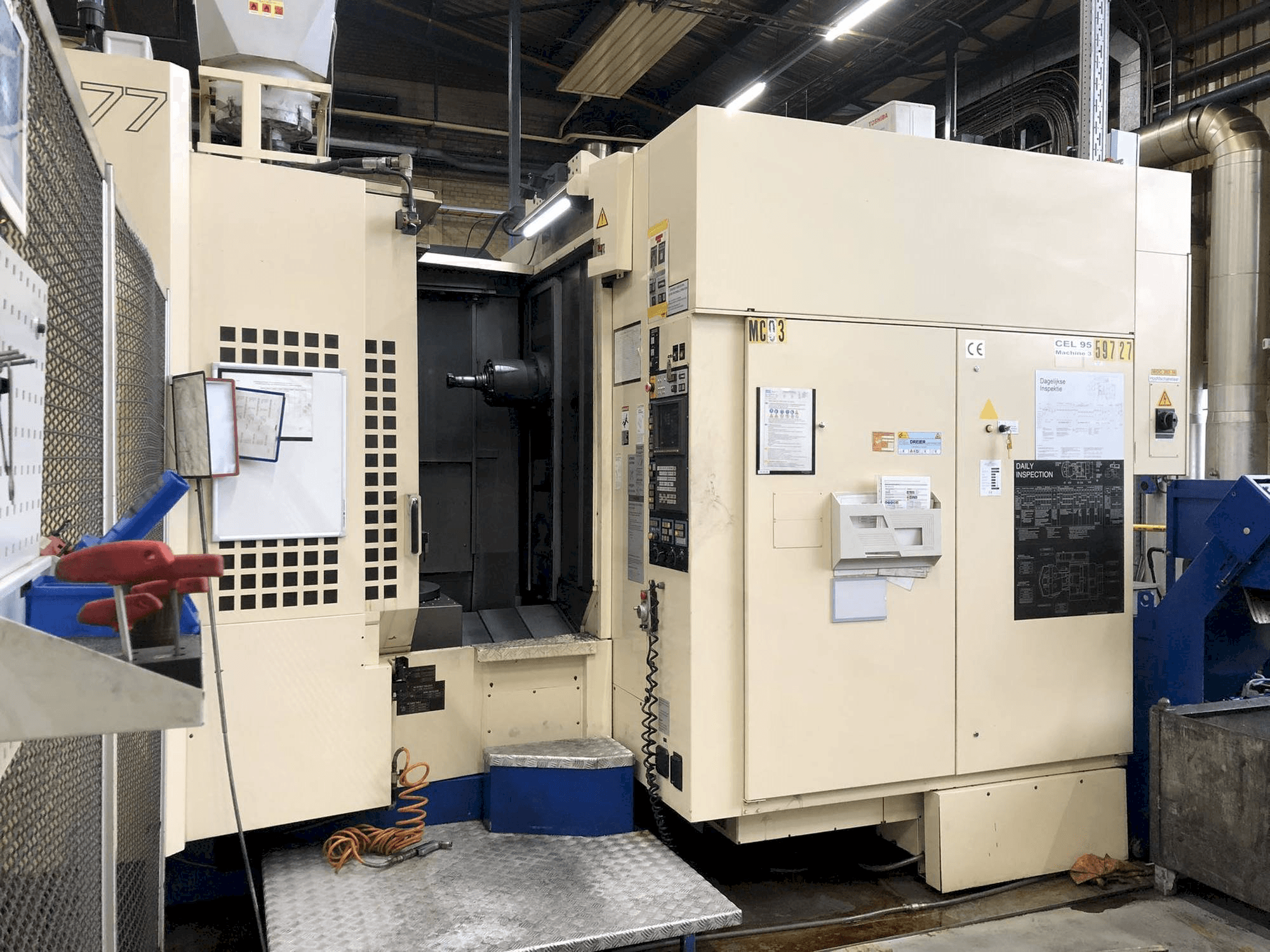 Čelní pohled na Makino A77 stroj