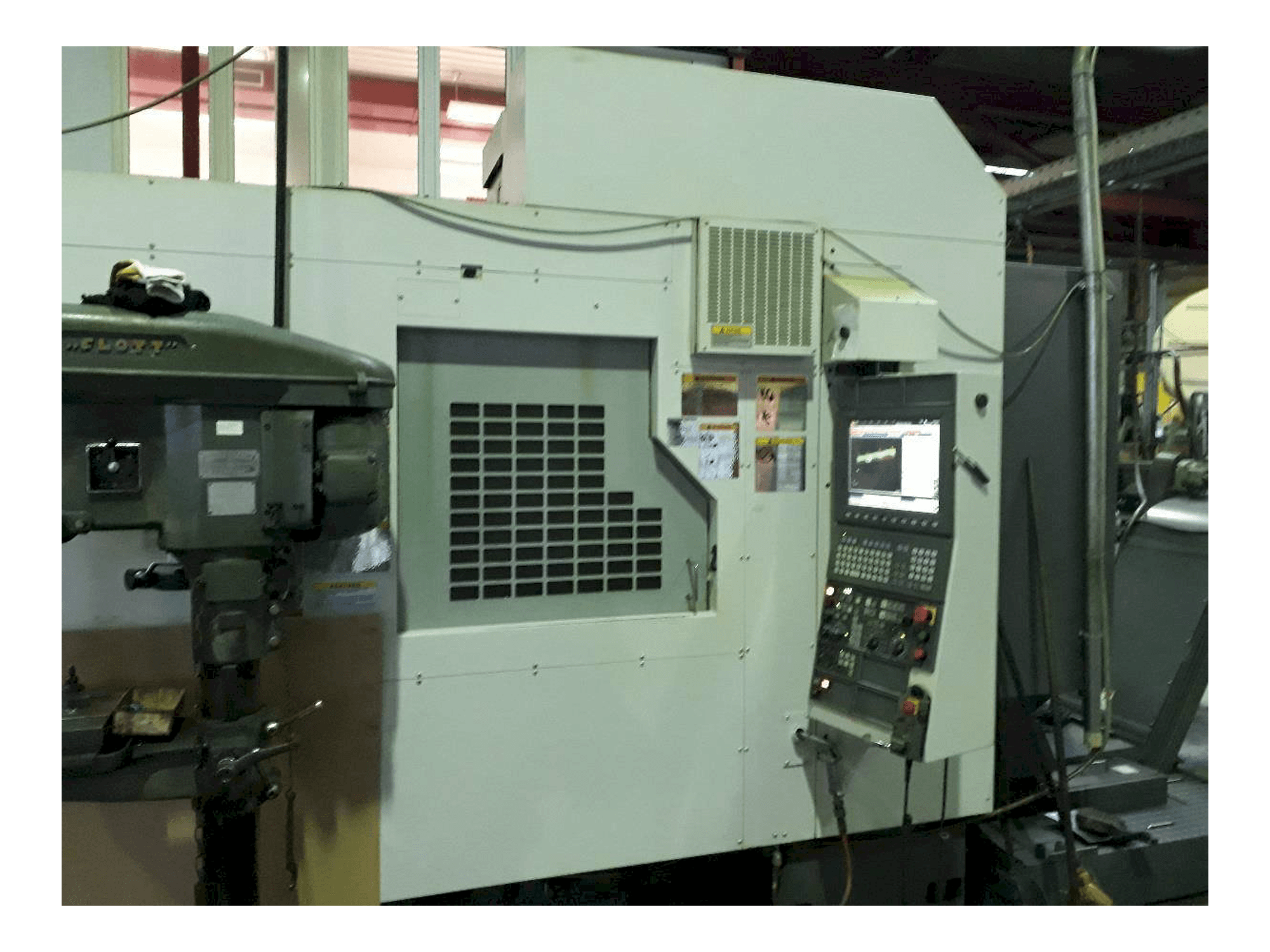Čelní pohled na Okuma ACE Center MF-46VA stroj