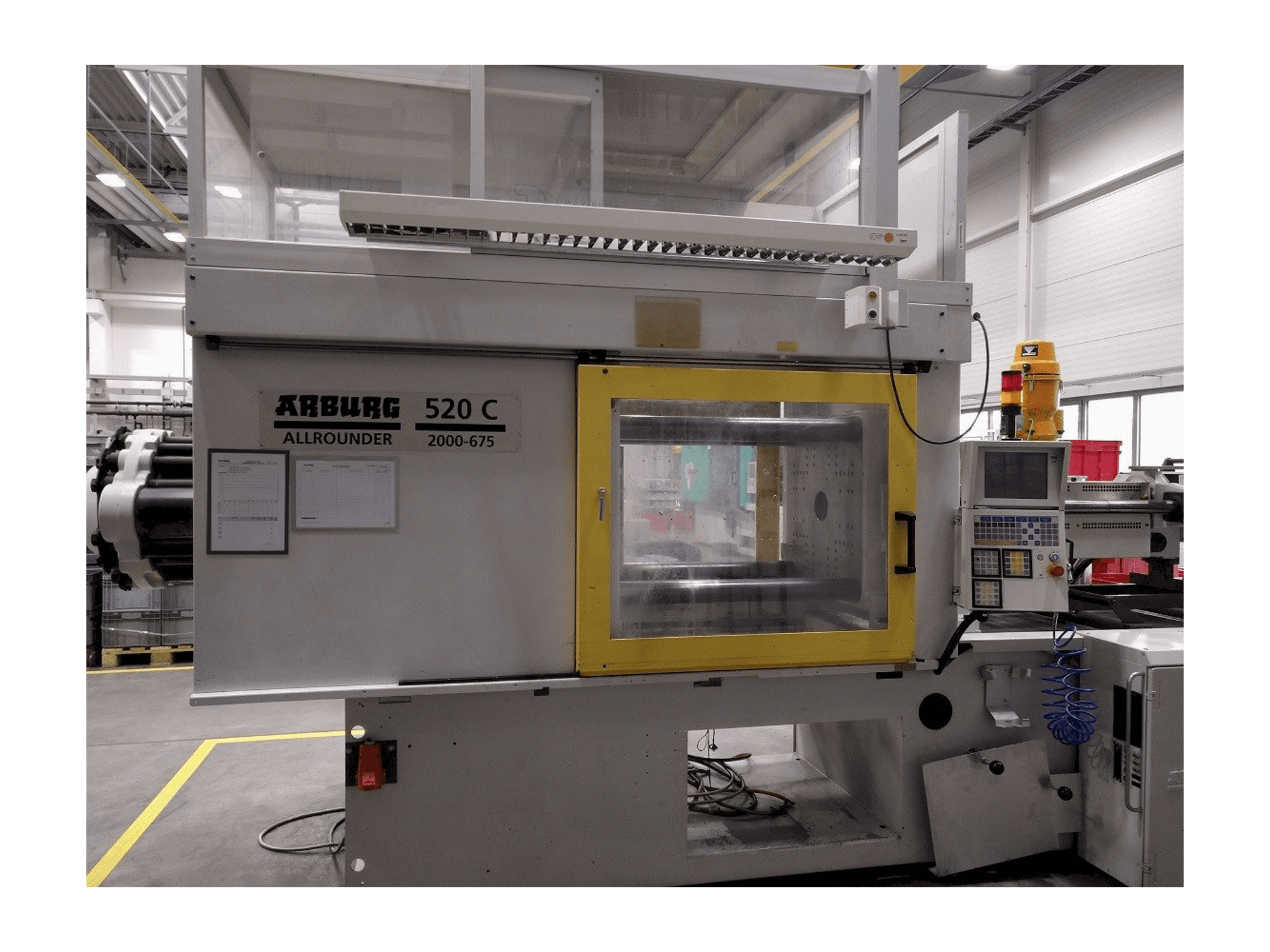 Čelní pohled na Arburg 520 C 2000–675 stroj