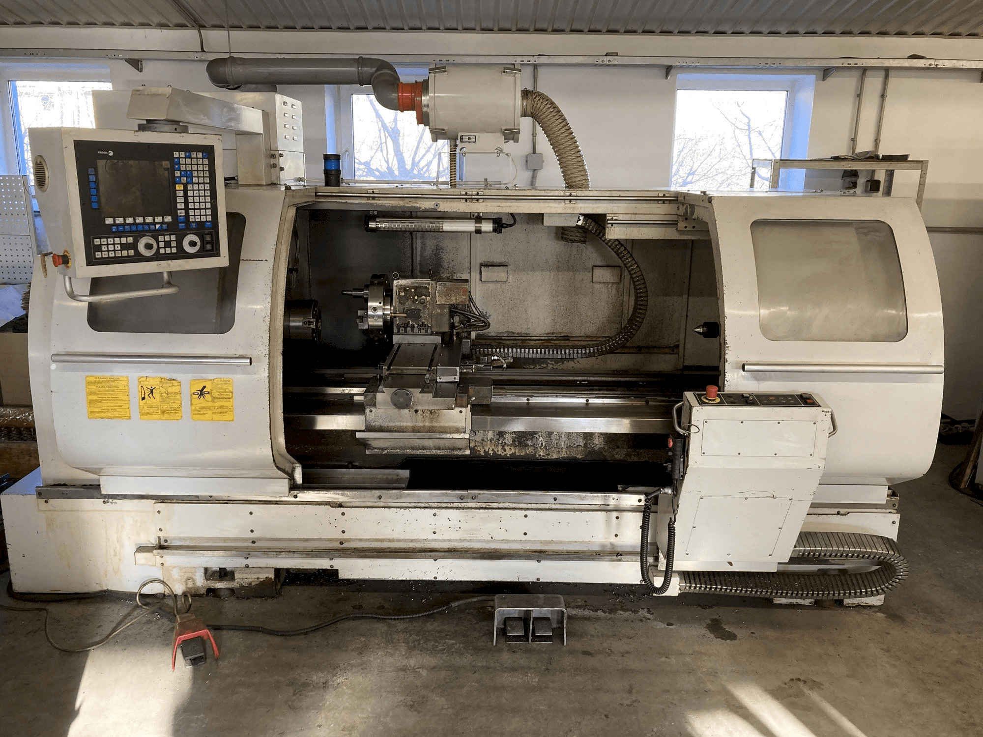 Čelní pohled na FERMAT SF 48-1500 CNC stroj