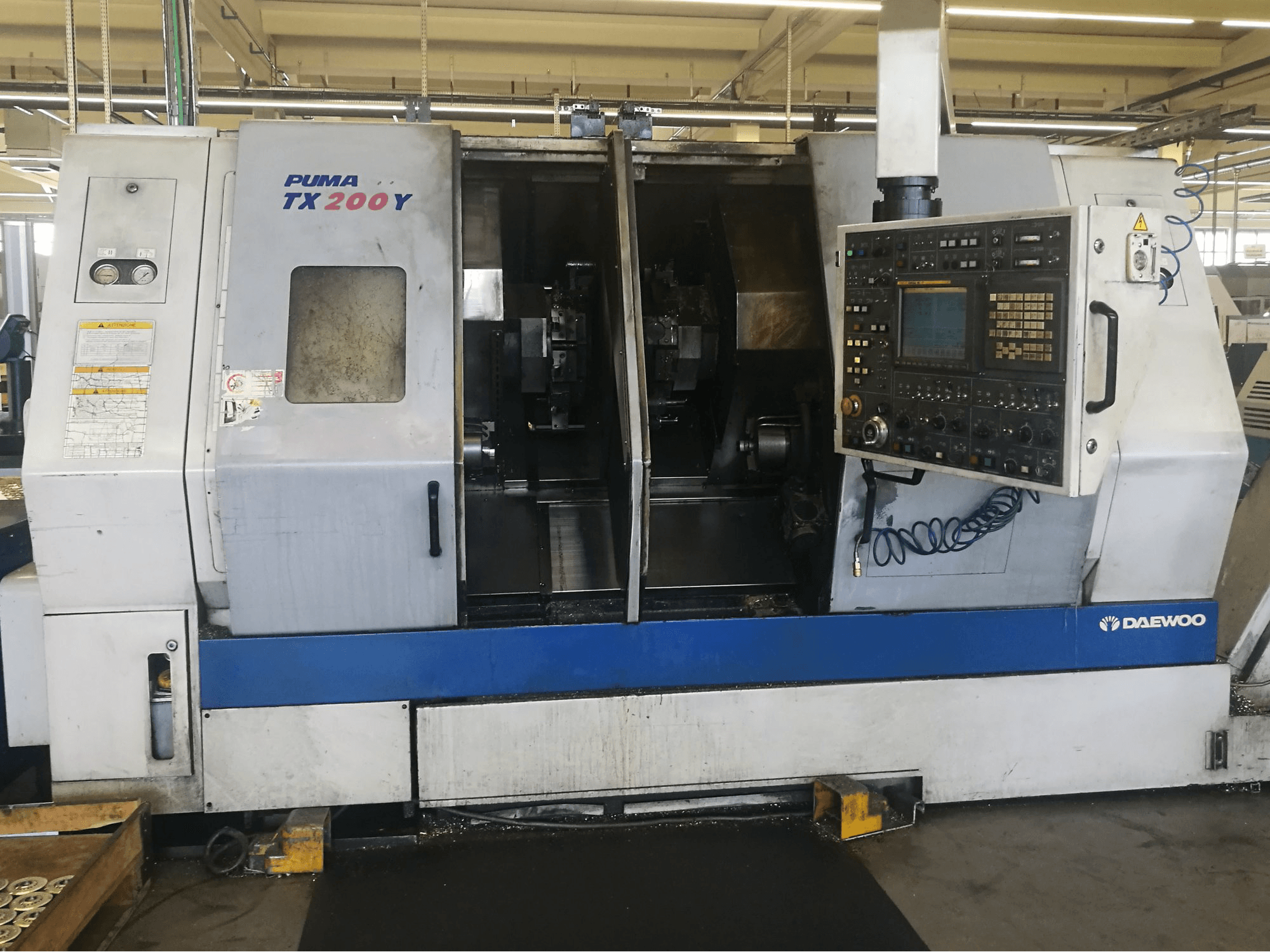 Čelní pohled na DAEWOO PUMA TX200Y stroj