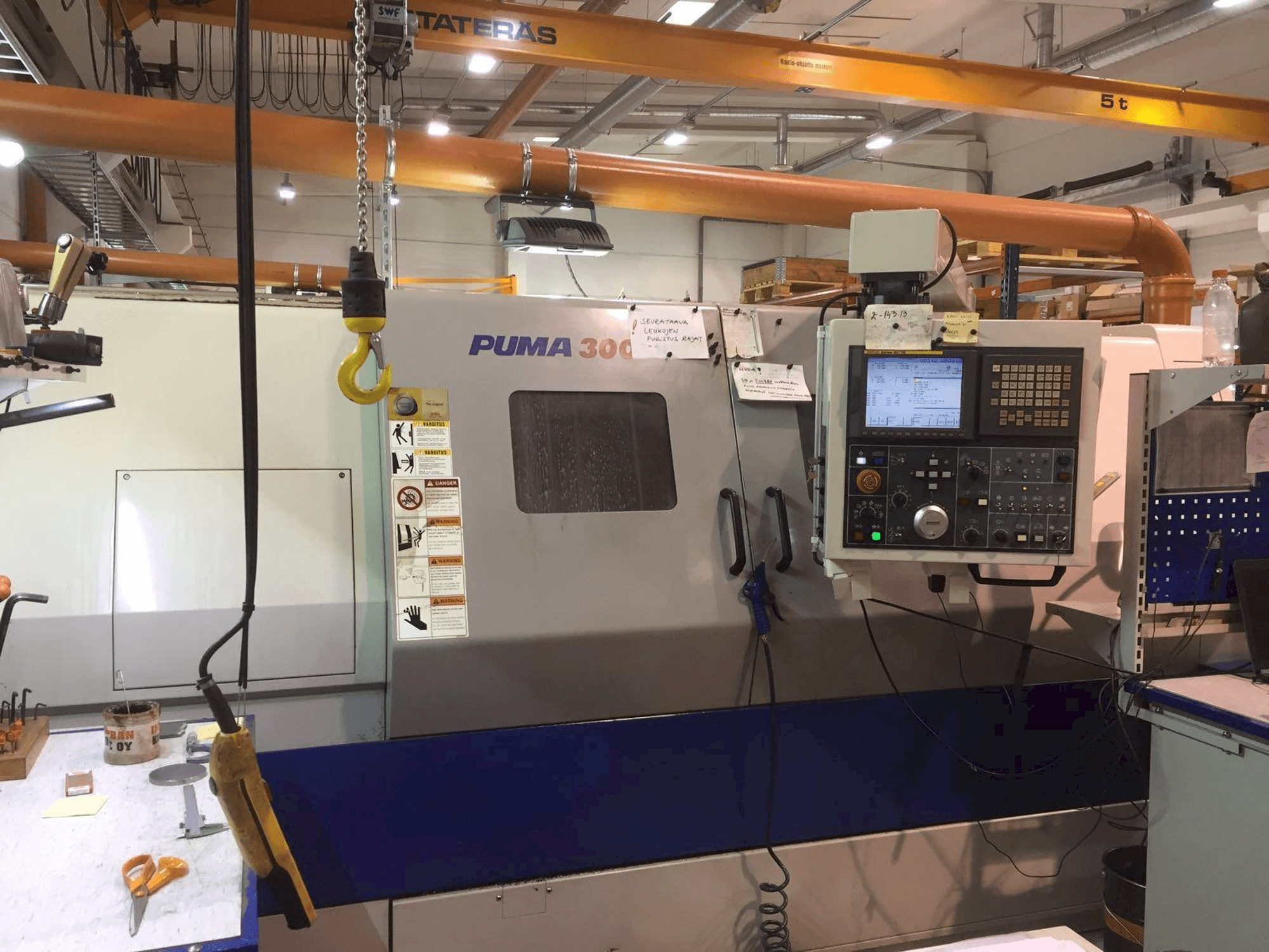 Čelní pohled na Doosan Puma 300LC stroj