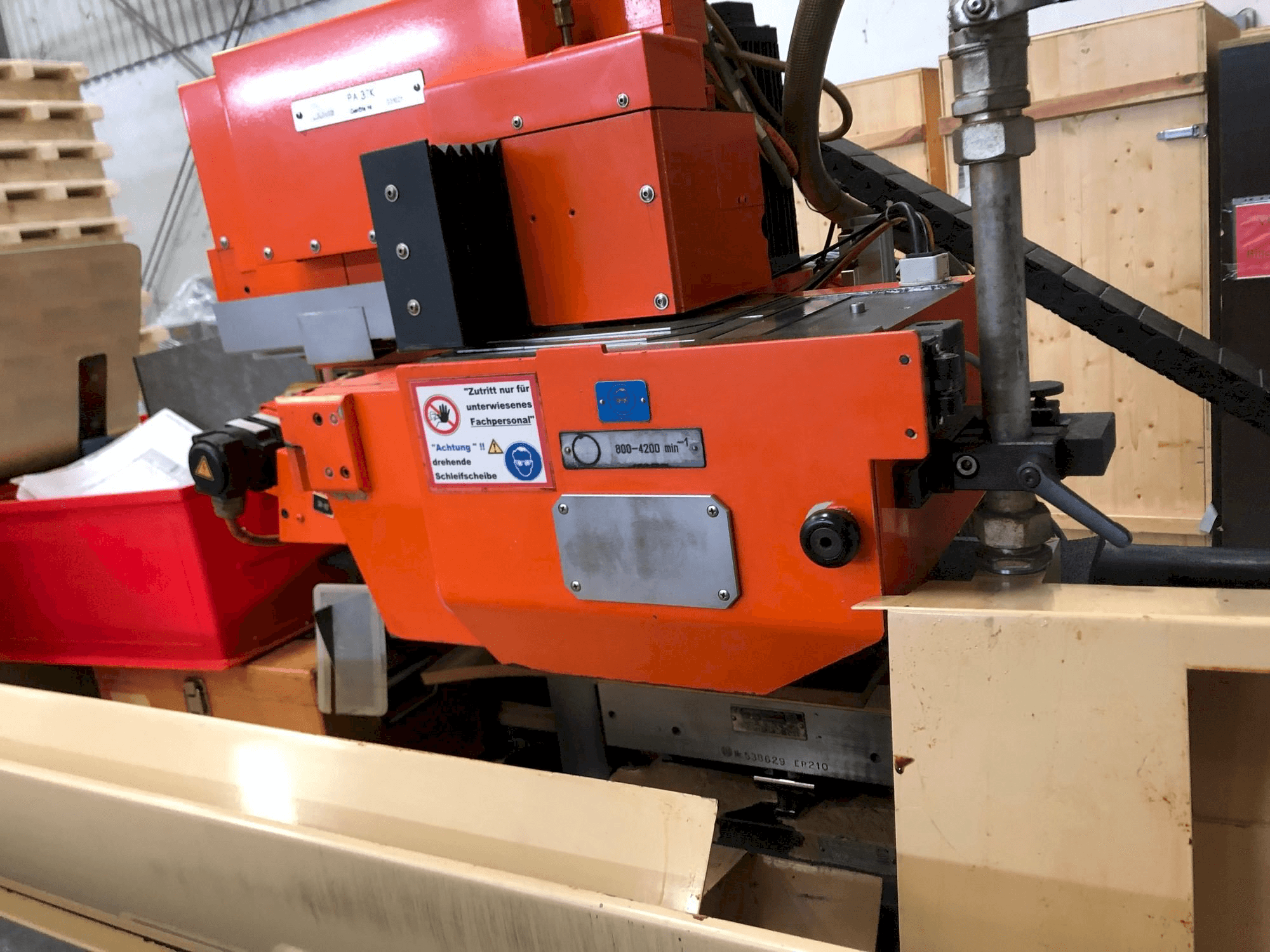 Čelní pohled na JUNG JF 525 N stroj