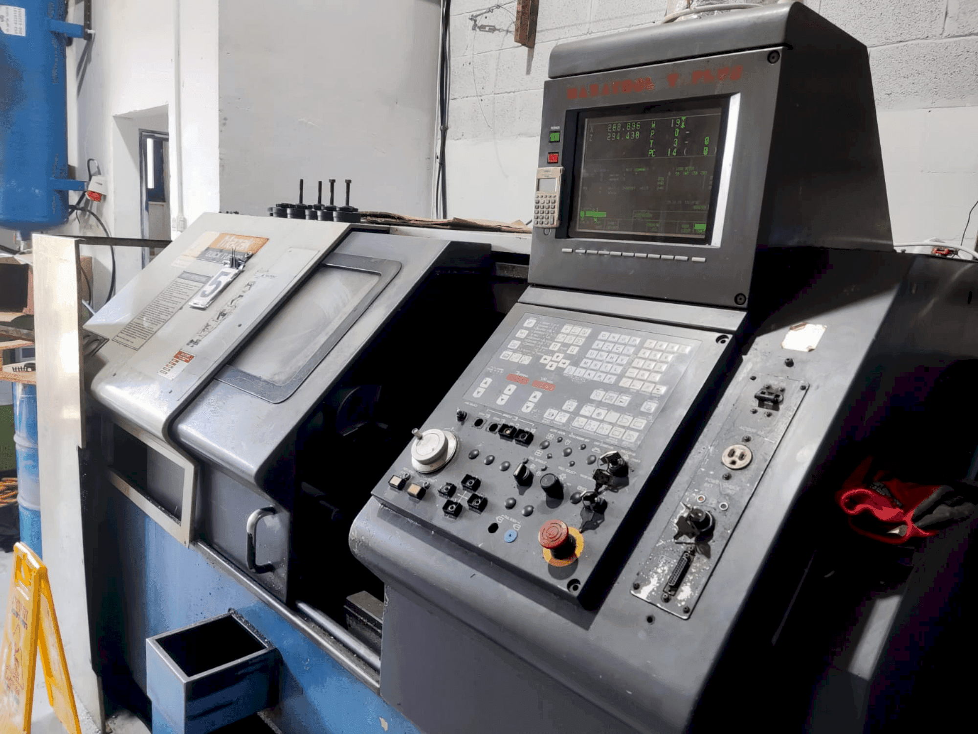 Čelní pohled na Mazak Quick Turn 20 (1996) stroj