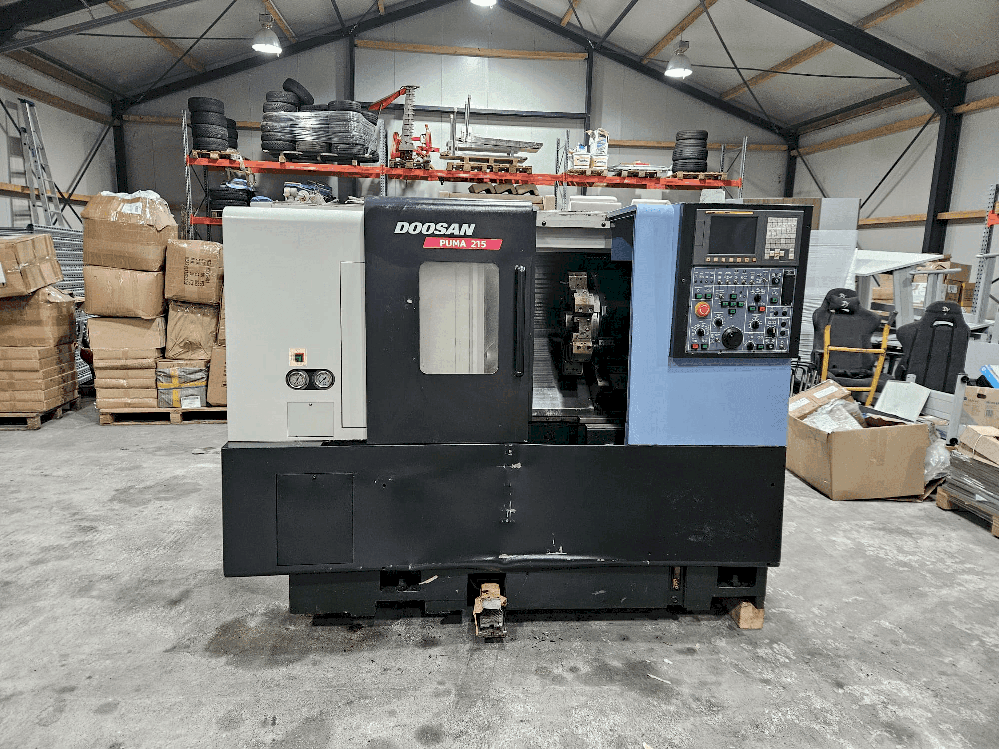 Čelní pohled na DOOSAN PUMA 215 stroj
