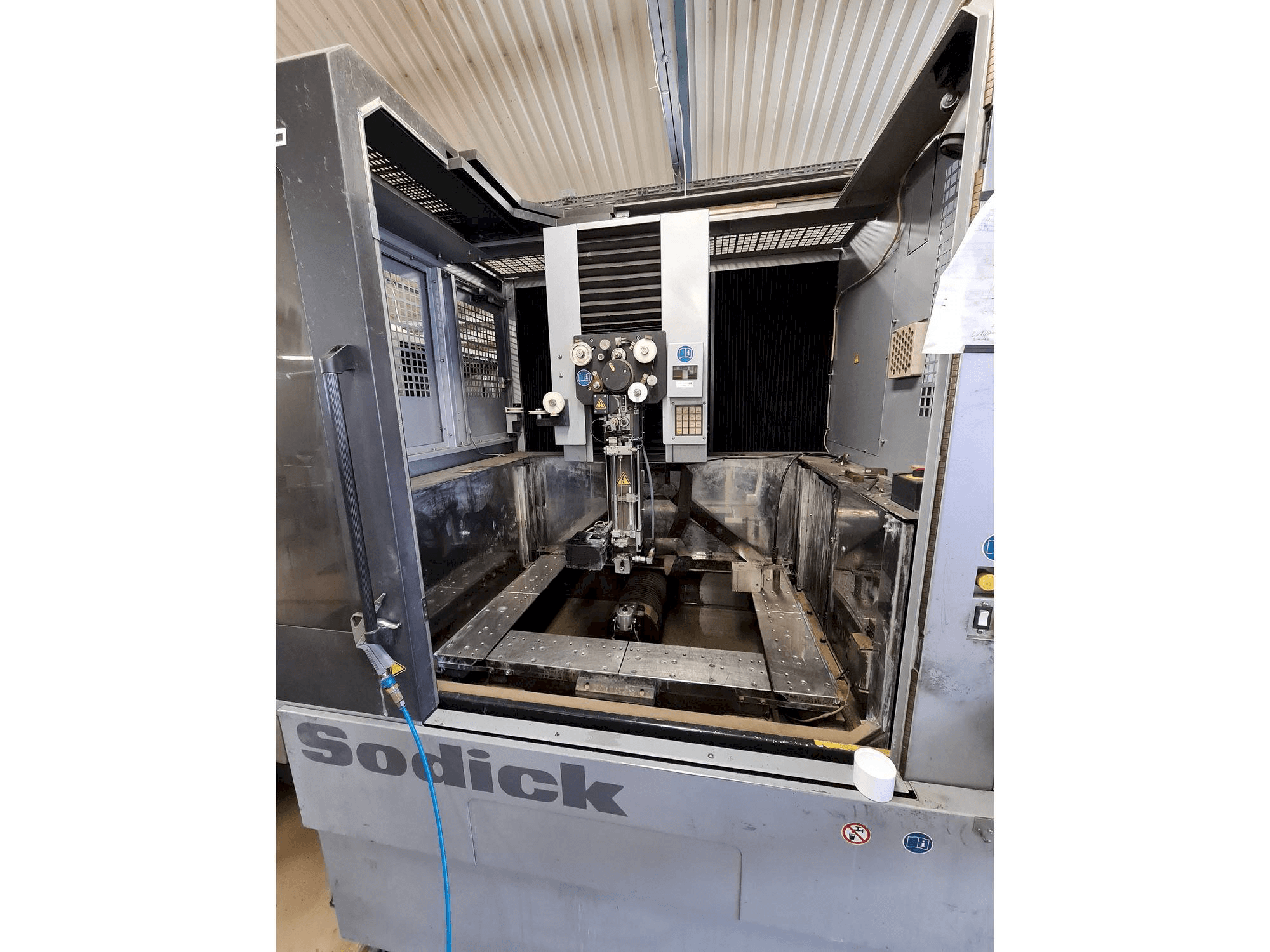 Čelní pohled na Sodick AQ750L stroj