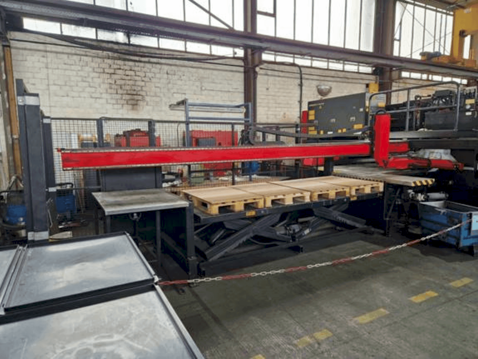 Čelní pohled na AMADA AP3-2610 V stroj