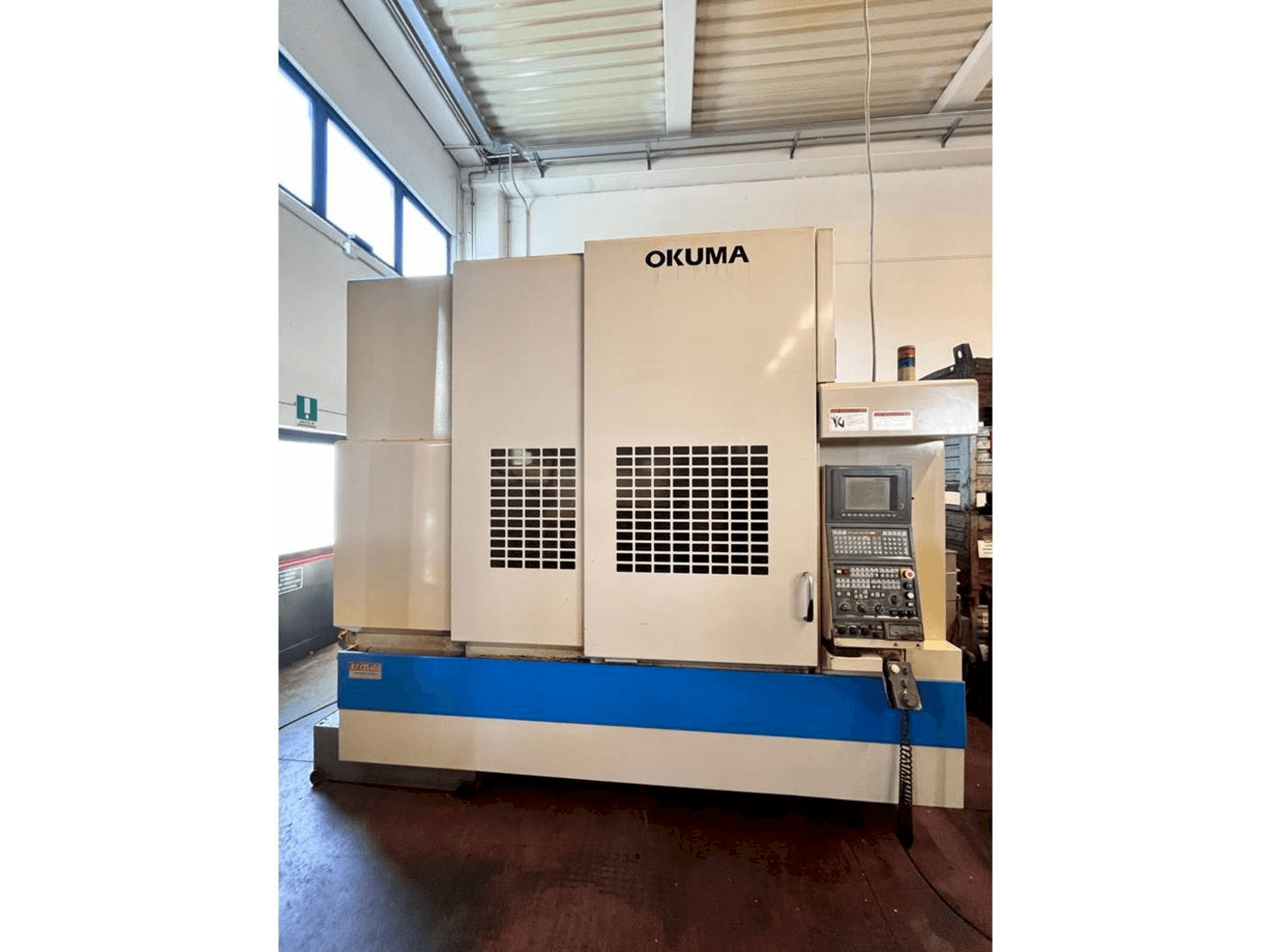 Čelní pohled na Okuma MX55 VA stroj