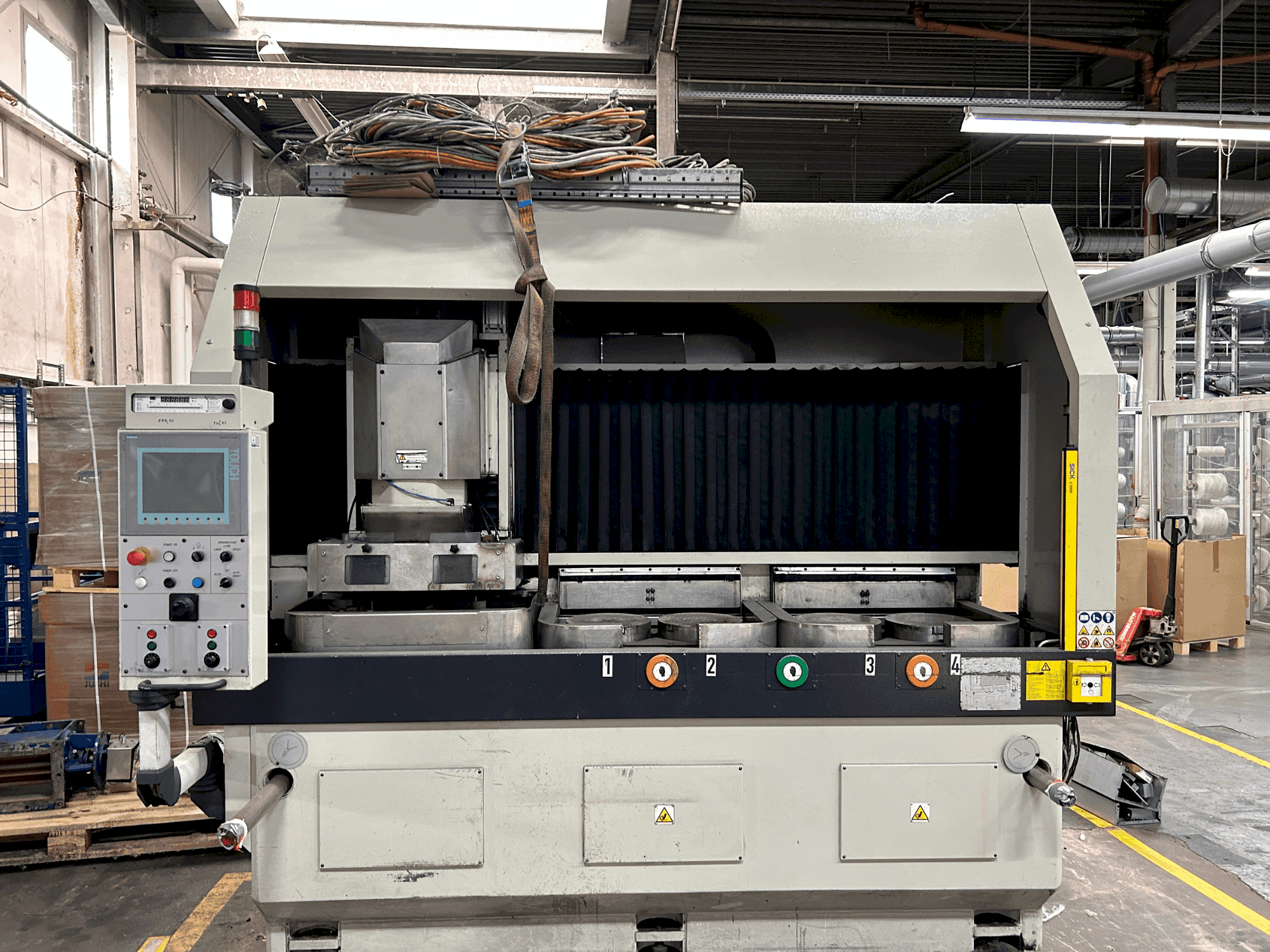 Čelní pohled na Lodi VHP 300 4T CN stroj