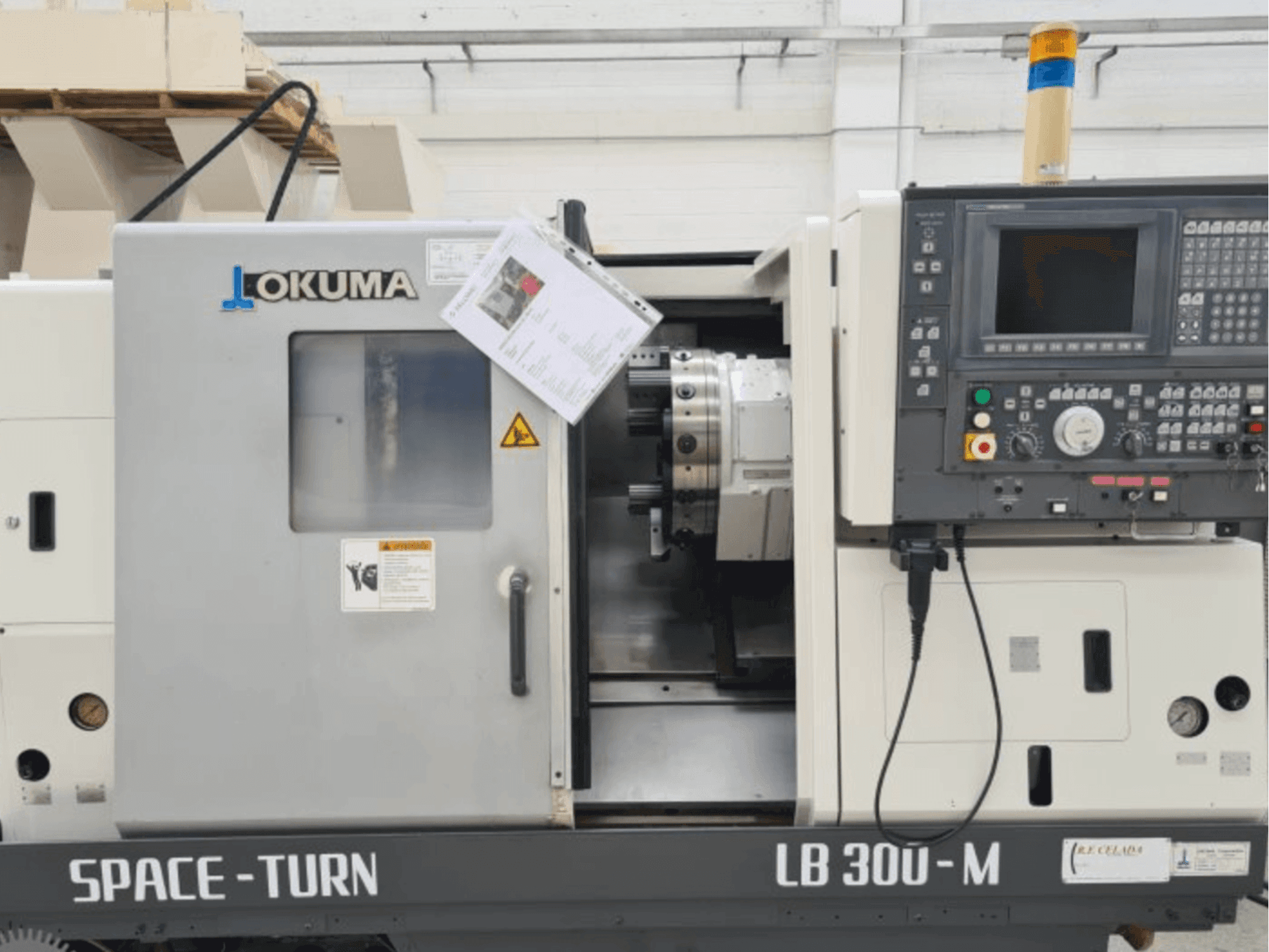 Čelní pohled na Okuma LB 300 stroj