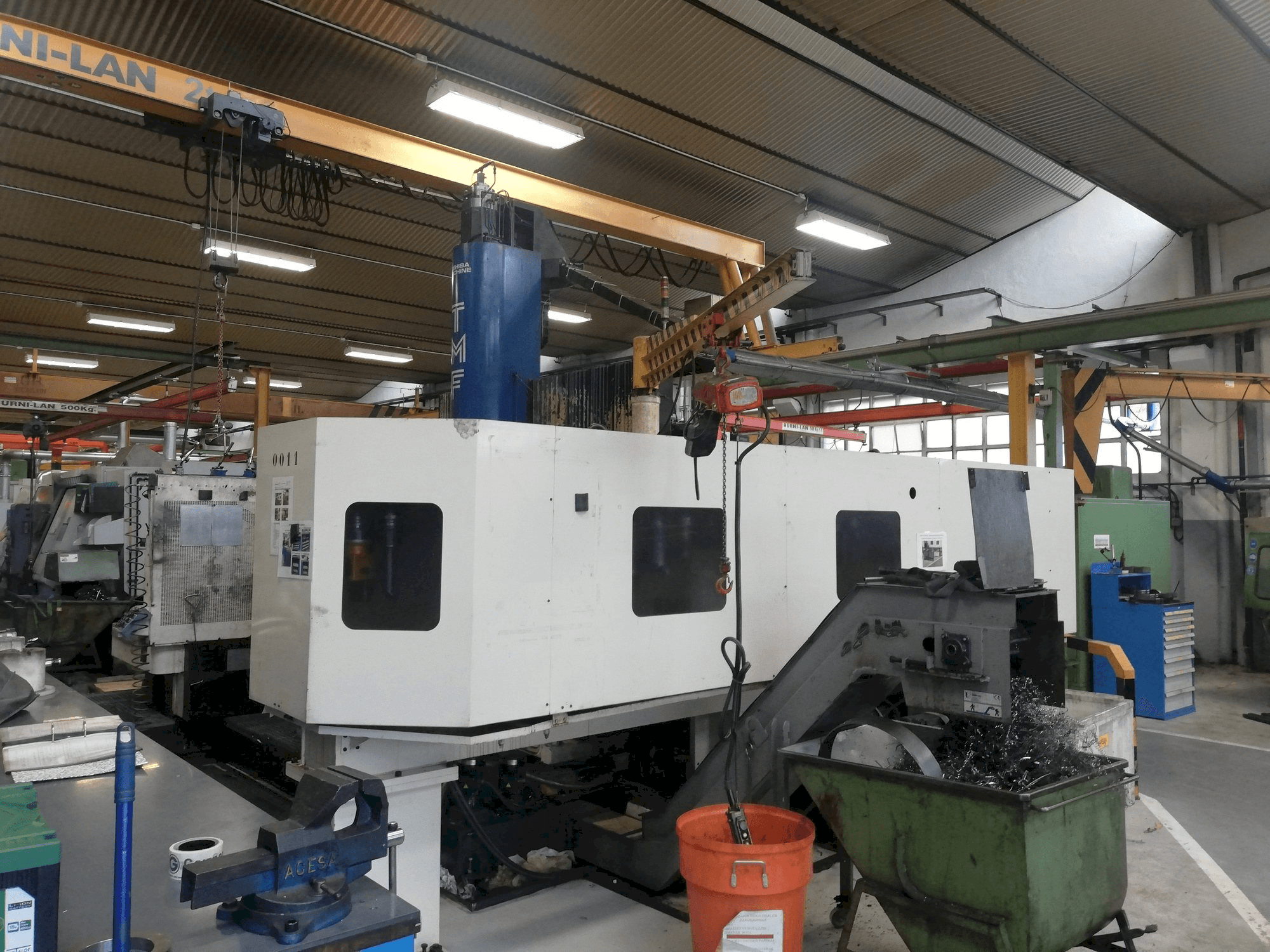 Čelní pohled na Toshiba TMF-10 stroj