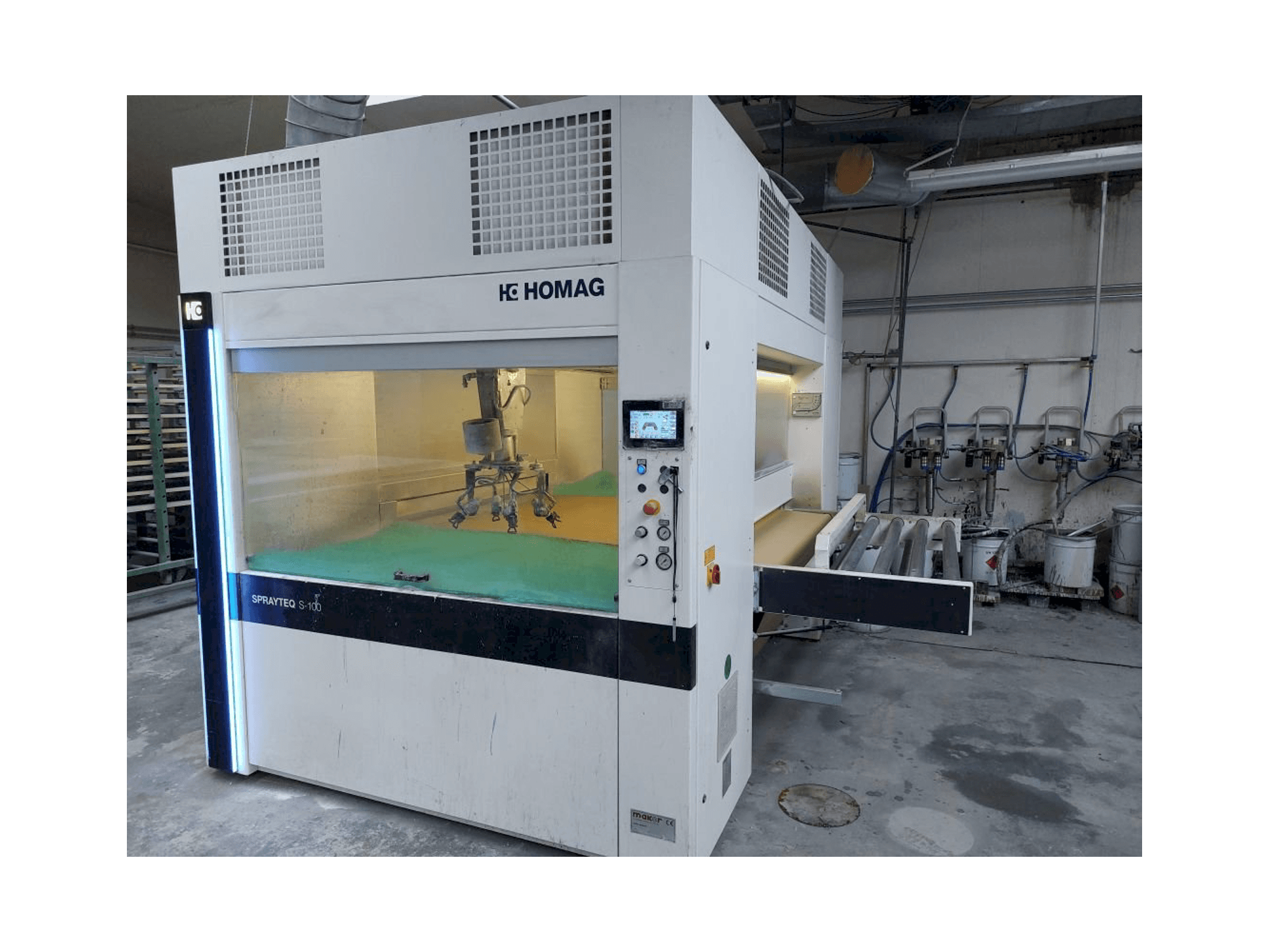 Čelní pohled na HOMAG SPRAYTEQ S-100 stroj