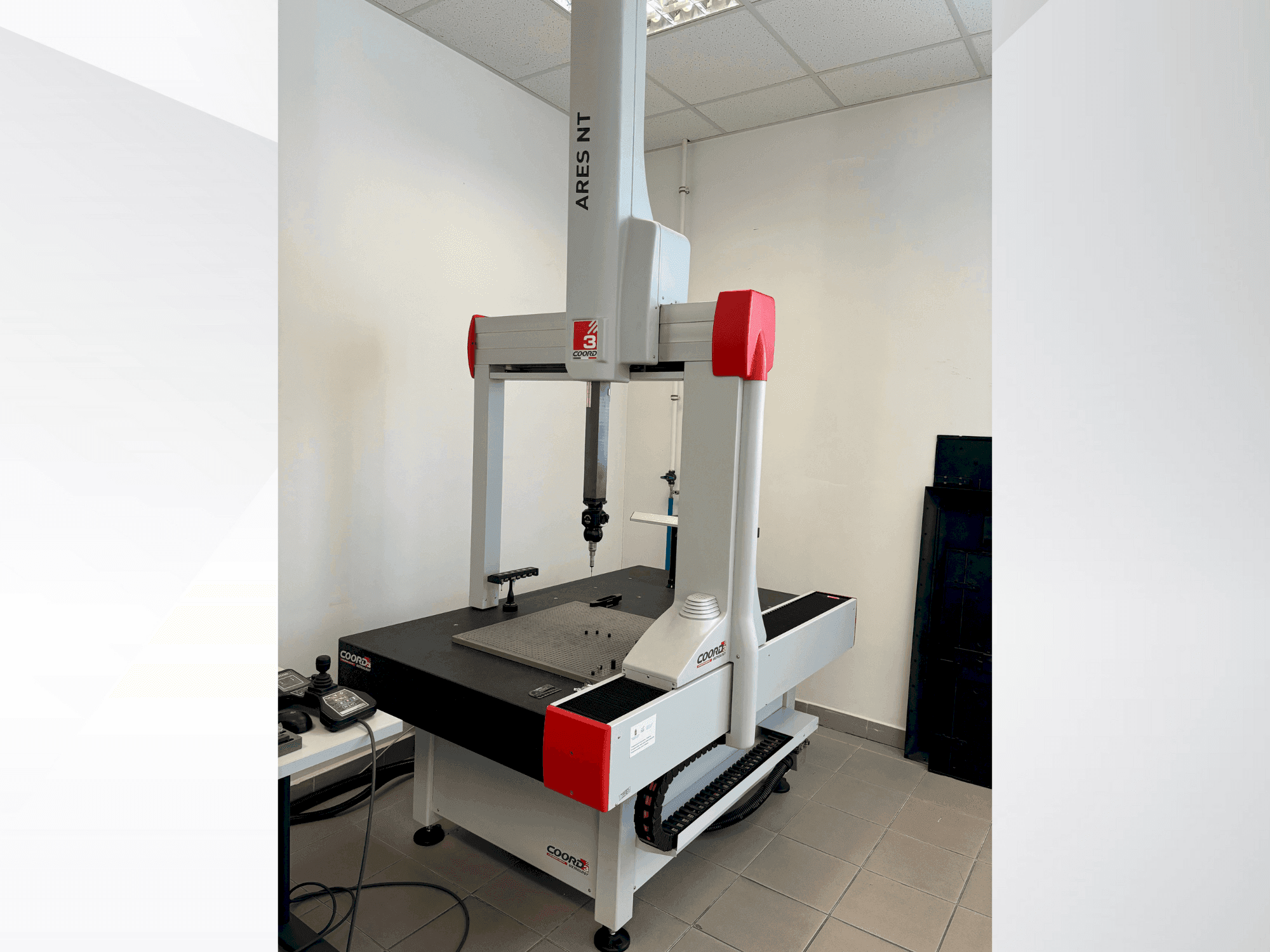 Čelní pohled na Coord3 ARES NT stroj