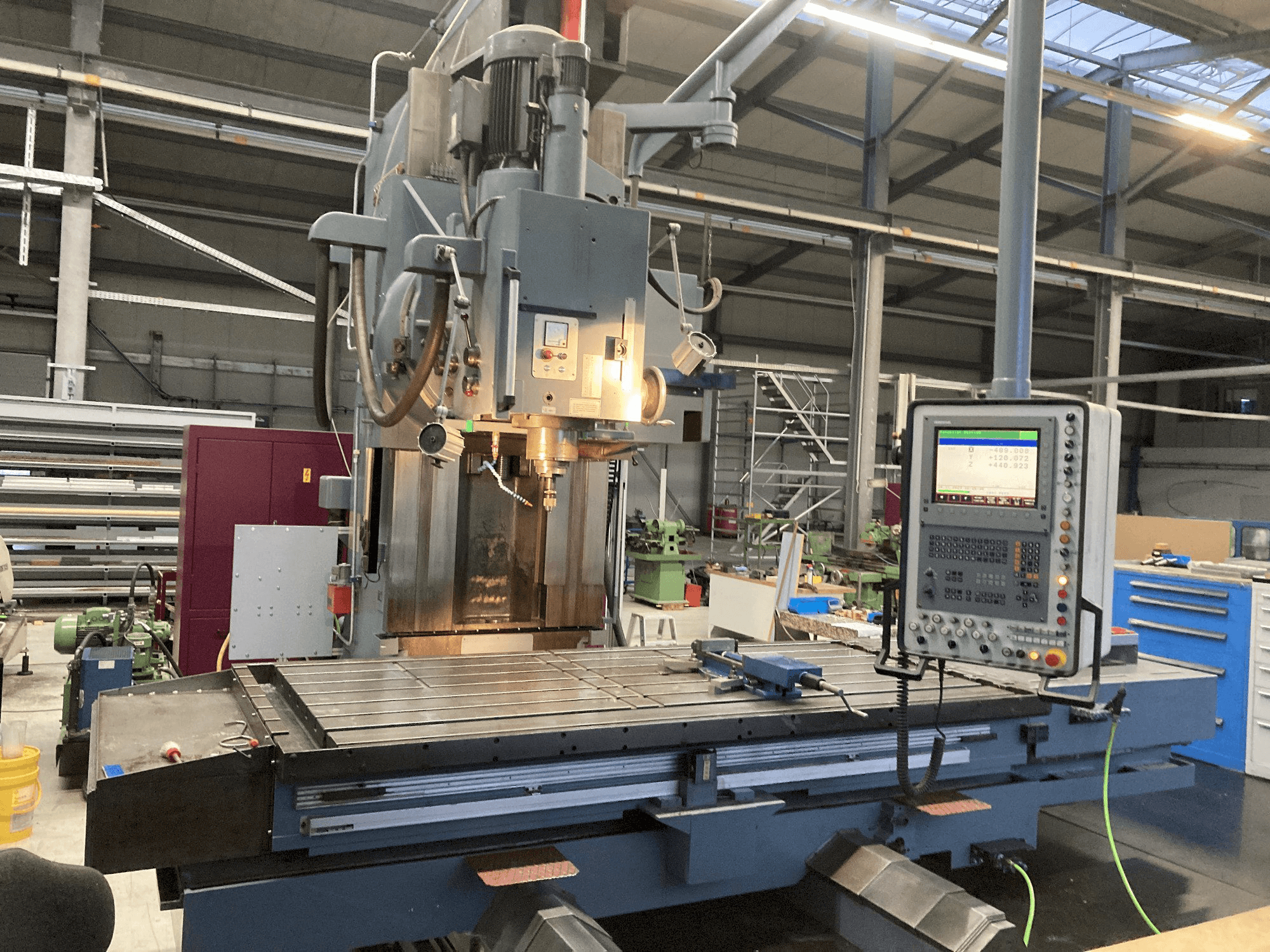 Čelní pohled na Droop & Rein FS 130 SKE stroj