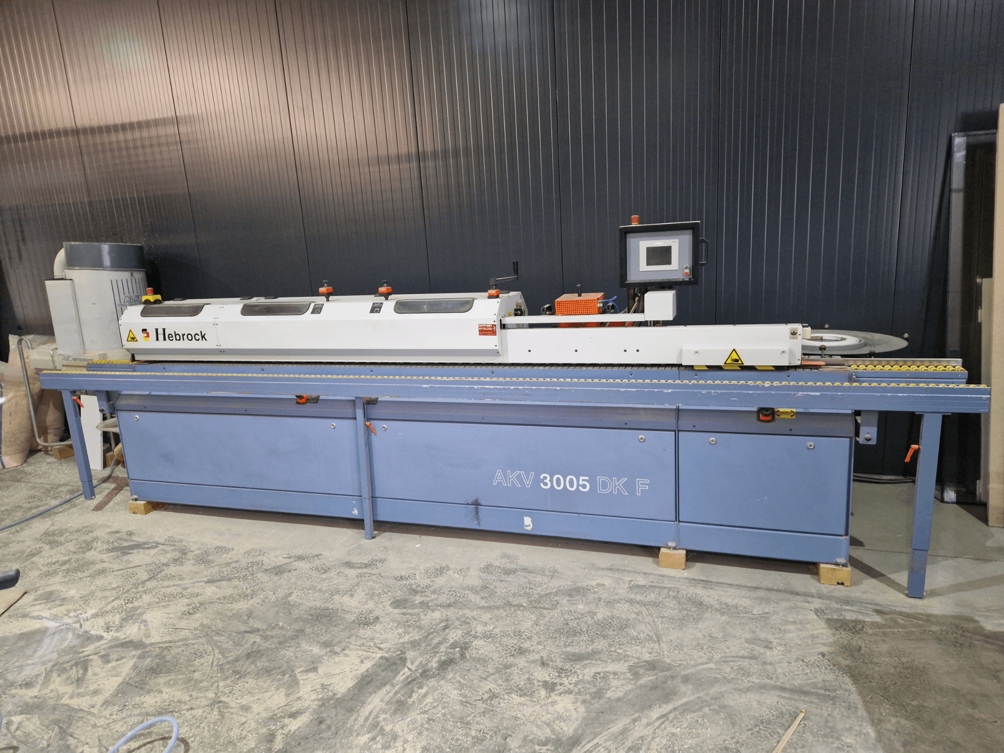 HEBROCK AKV 3005 DK-F, pohled zepředu, s ovládacím panelem, podávacím pásem a nastavitelnými parametry.