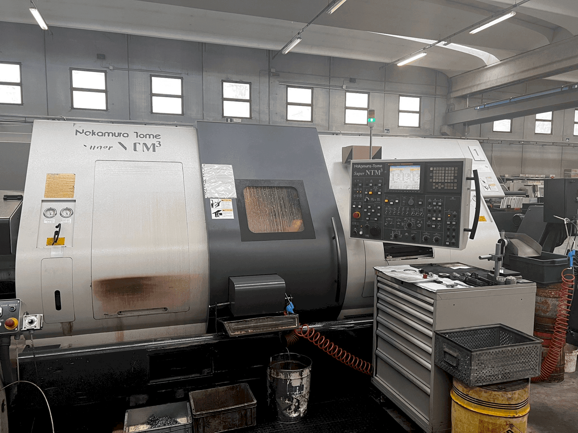 Čelní pohled na NAKAMURA NTM3 stroj