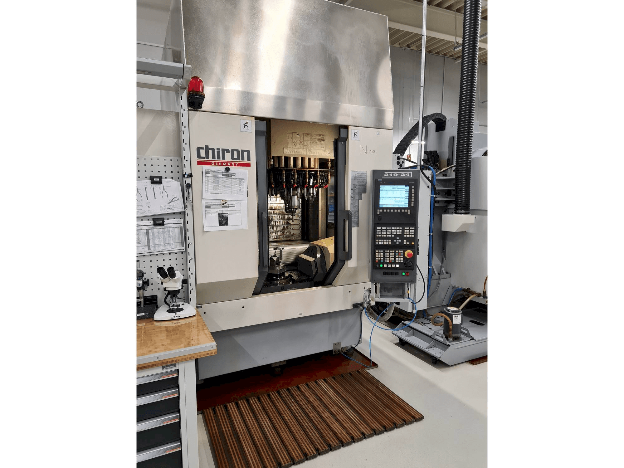 Čelní pohled na CHIRON FZ 15 S stroj