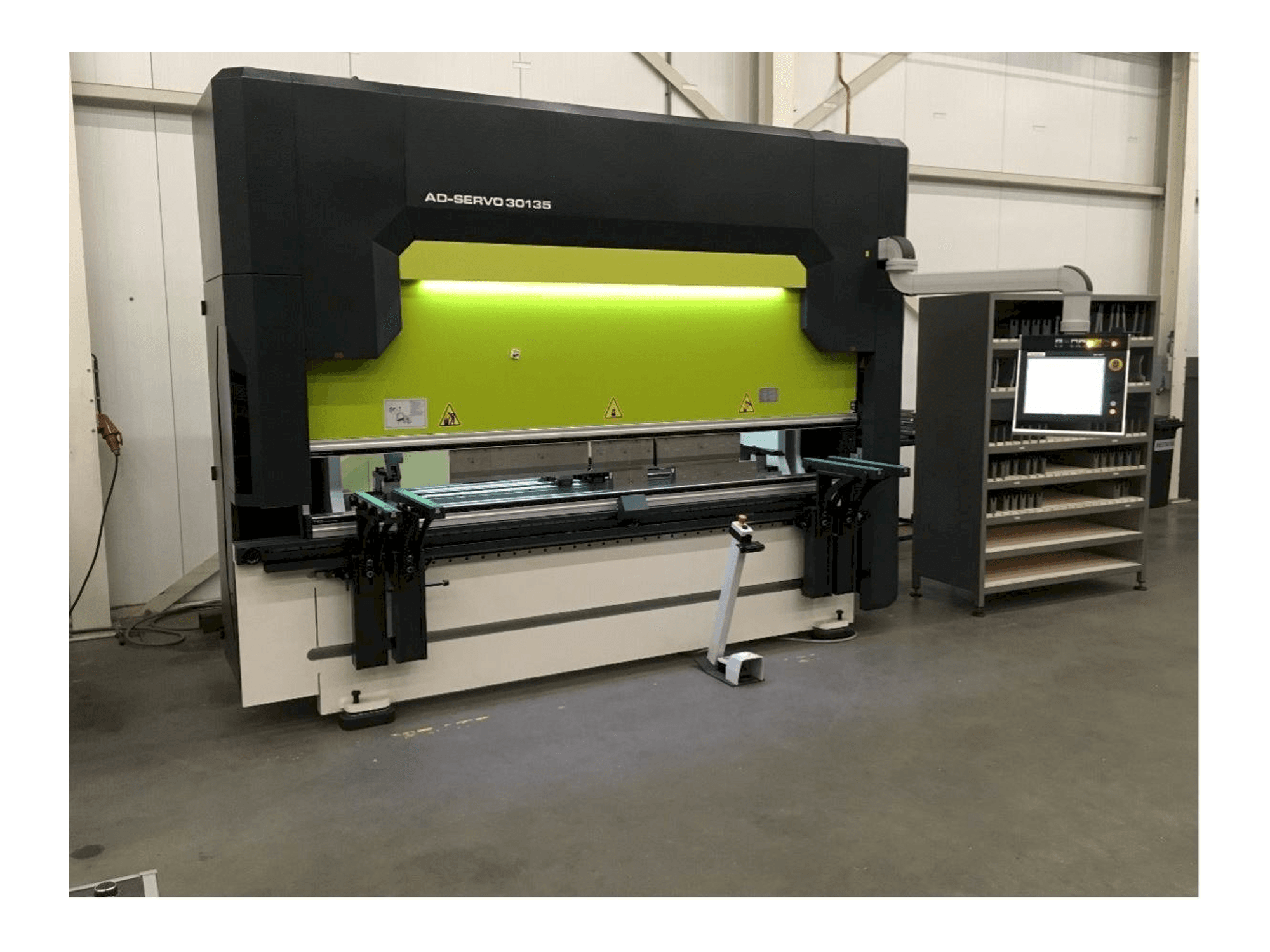 Čelní pohled na Durma AD-S 30135 Servo stroj