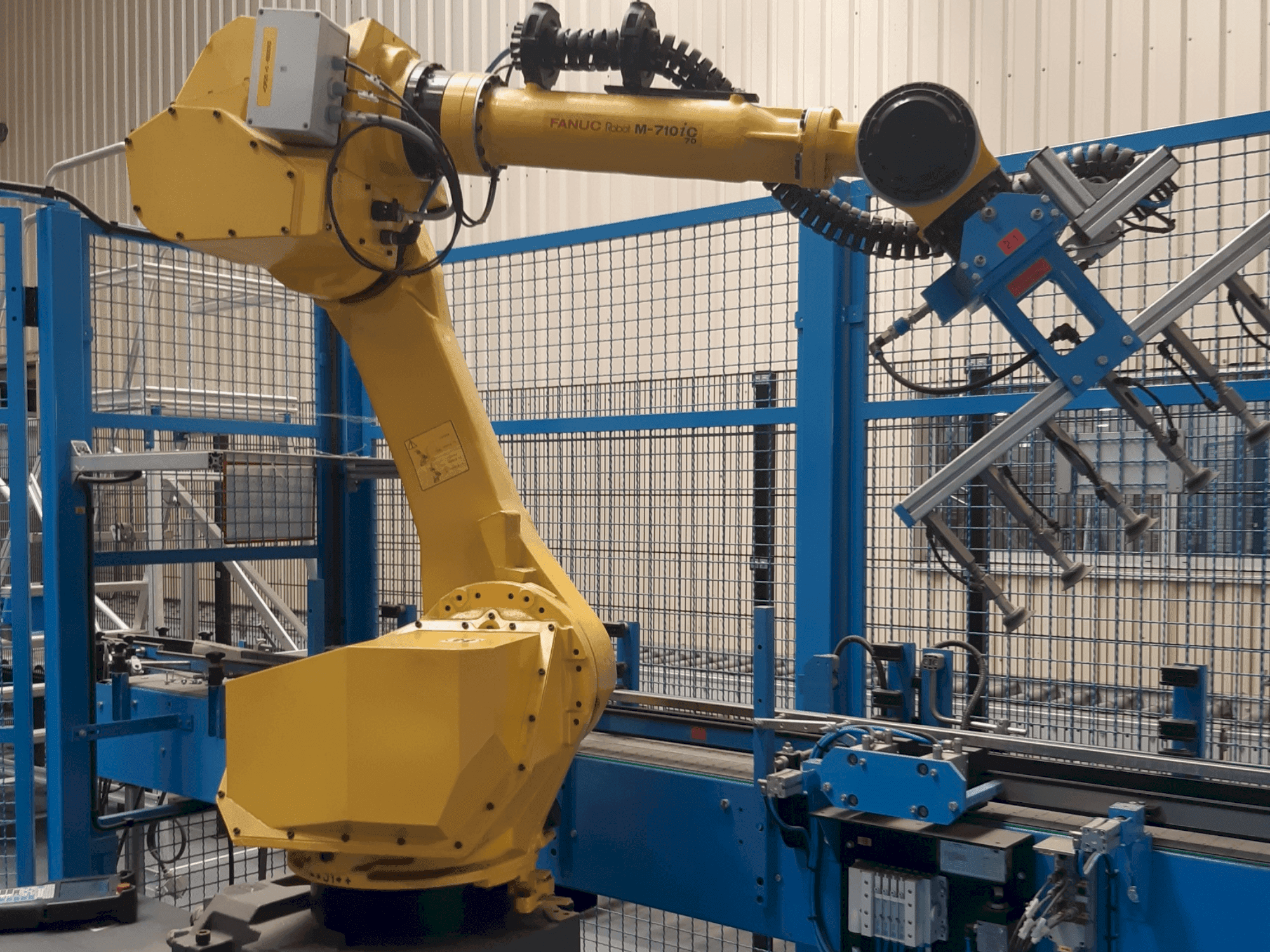 Čelní pohled na FANUC M-710iC stroj