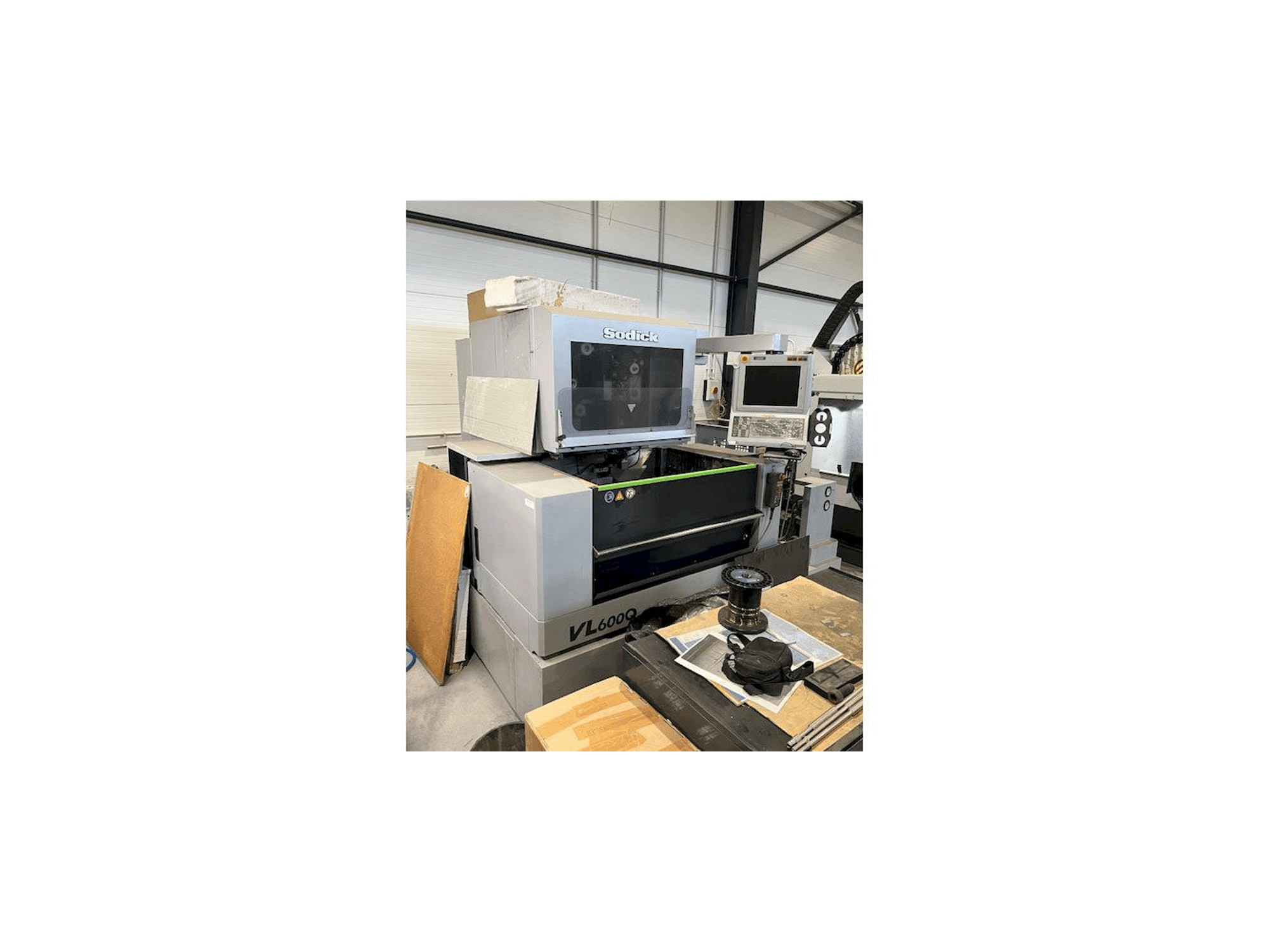 Čelní pohled na Sodick VL600Q stroj