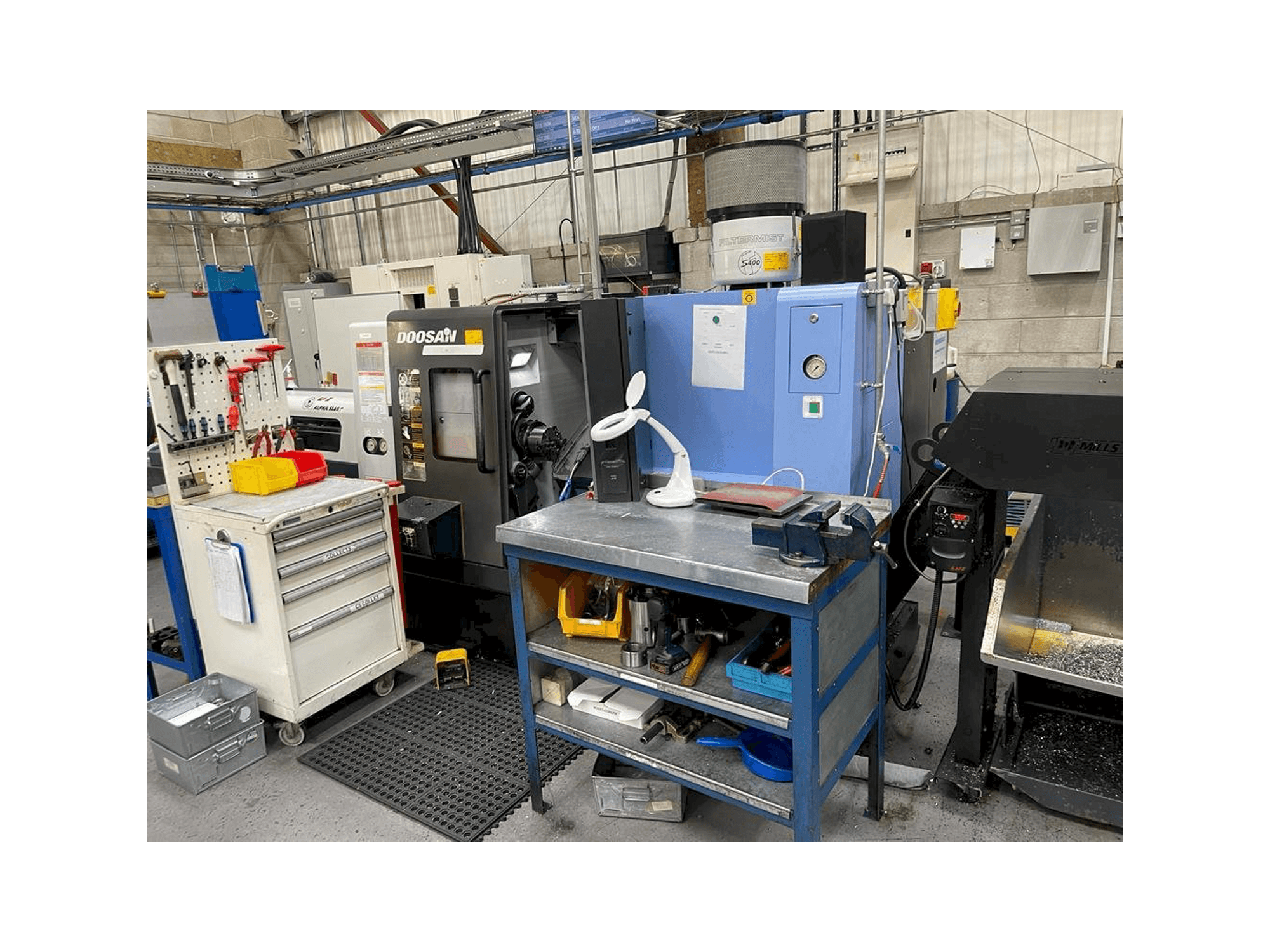 Čelní pohled na Doosan Lynx 220 LMA stroj