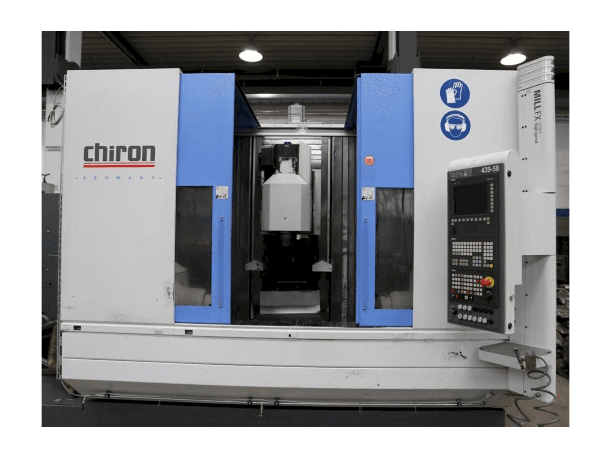 Čelní pohled na CHIRON Mill 1250 stroj