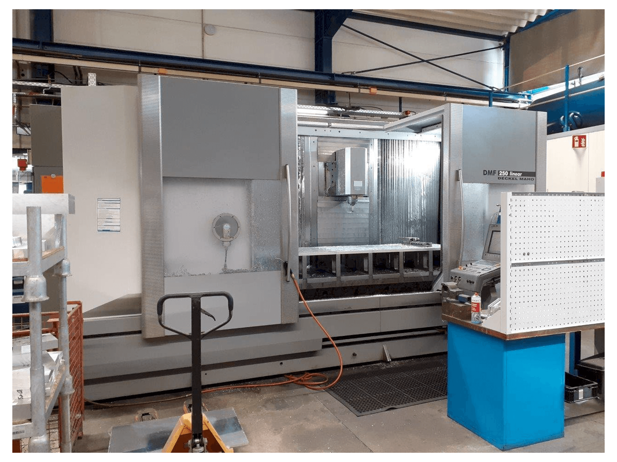 Čelní pohled na DMG MORI DMF 250 stroj