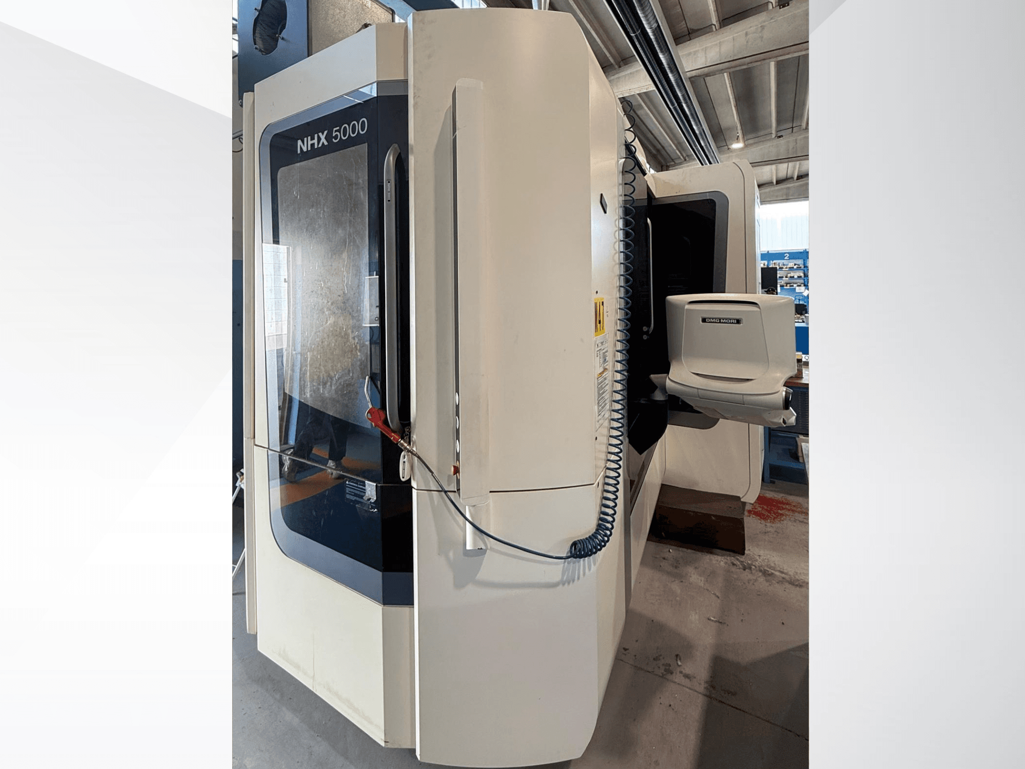 Horizontální soustruh DMG MORI NHX 5000, pohled zepředu, na kterém je vidět ovládací panel a držák vřetena.