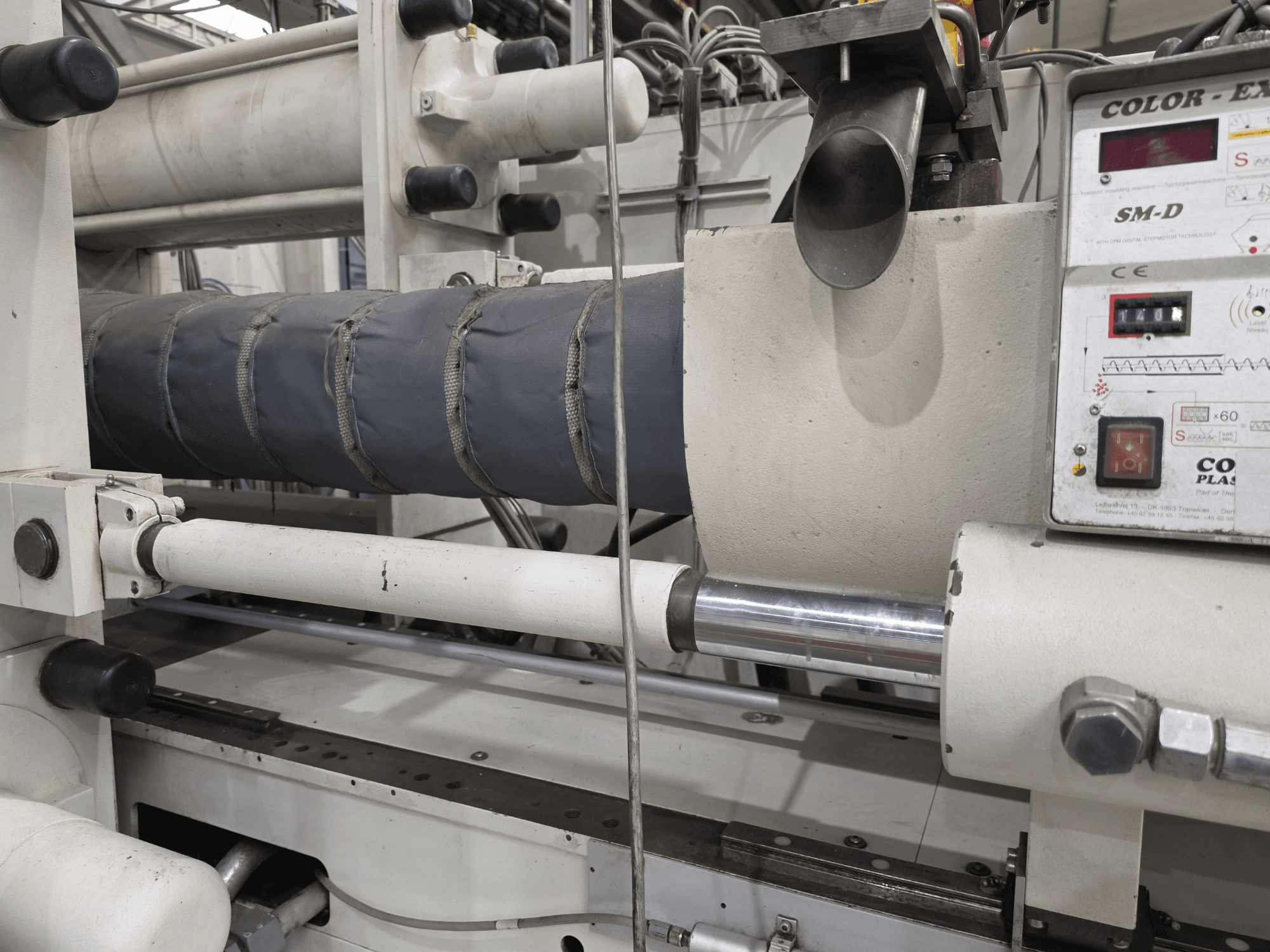 Hydraulický vstřikovací stroj Krauss Maffei 350-3000 CX, boční pohled zobrazující panel pro regulaci teploty a topná tělesa.