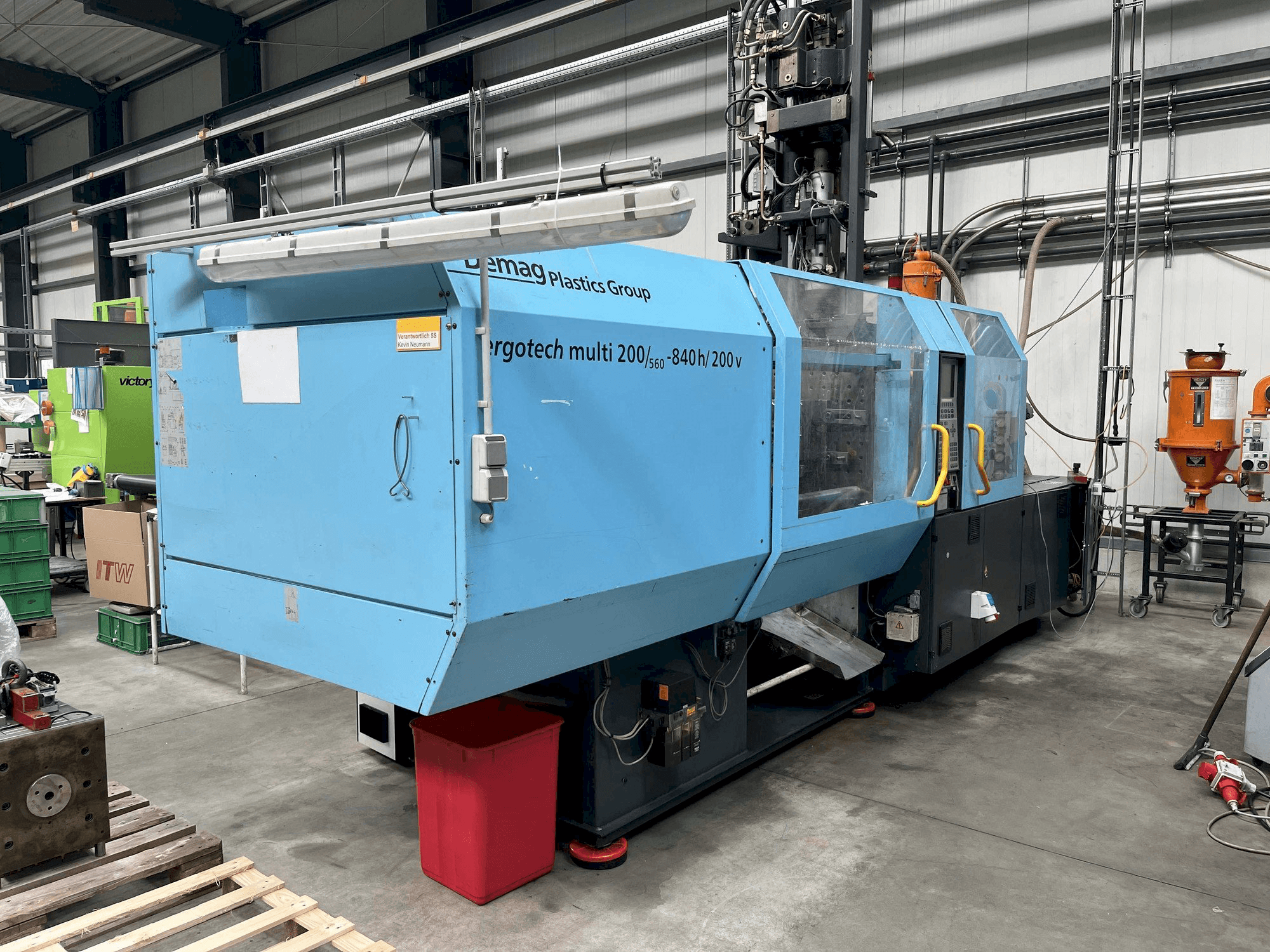 Čelní pohled na DEMAG Ergotech multi 200/560 - 840h/200V stroj