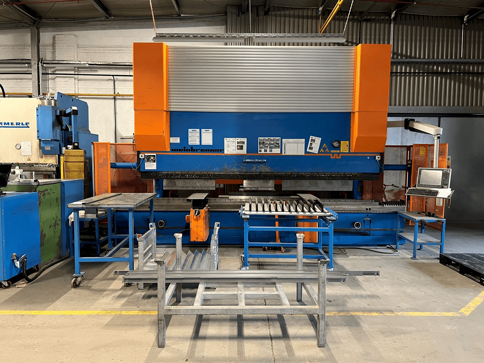 Čelní pohled na Weinbrenner GP400 stroj