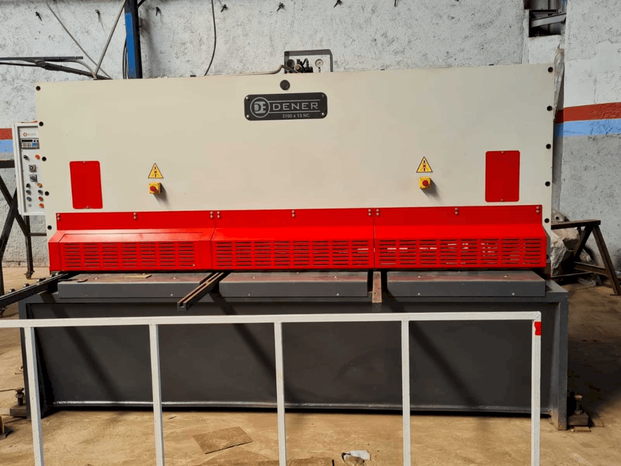 Čelní pohled na DENER BS 3013 stroj