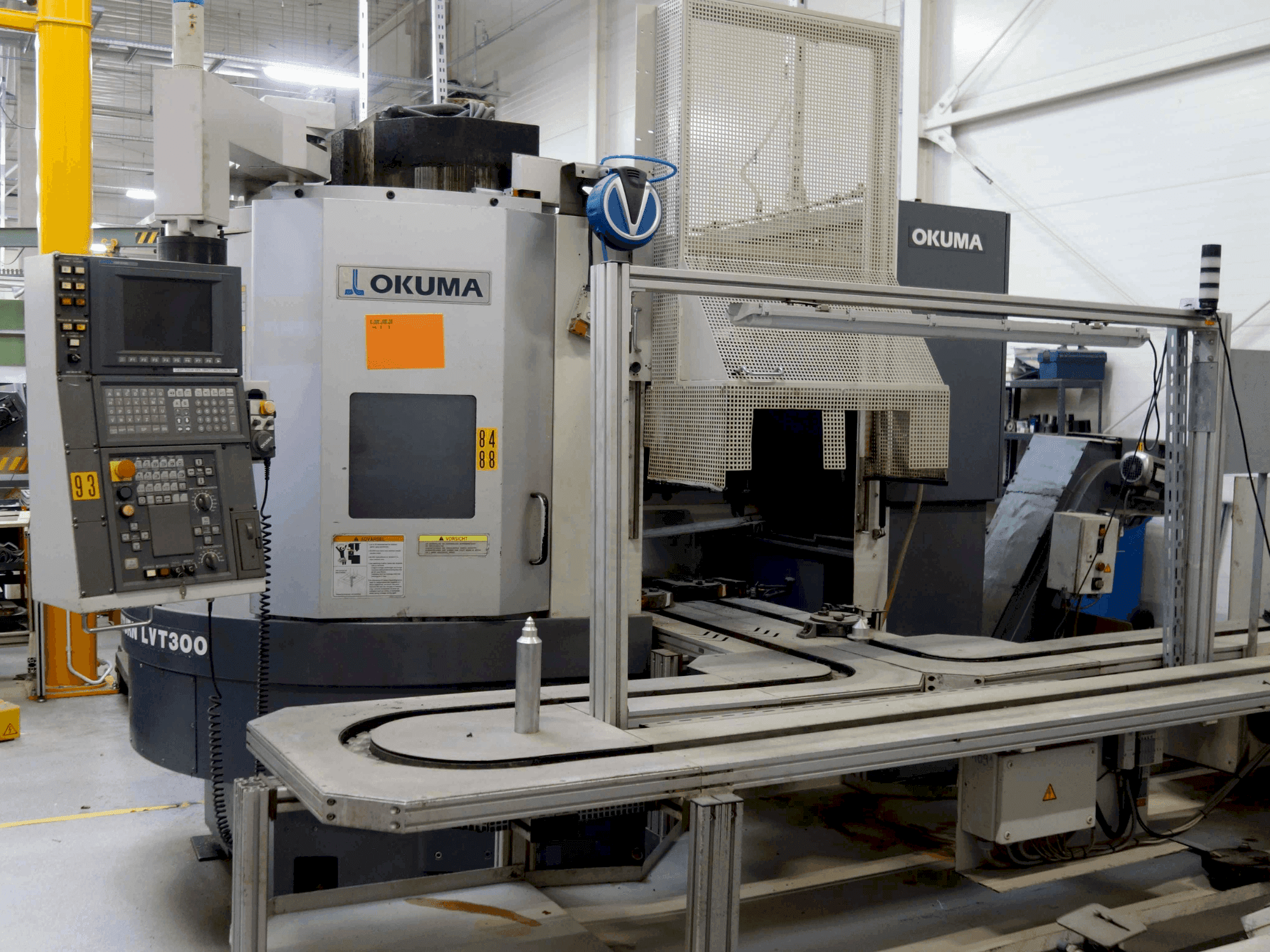 Čelní pohled na Okuma LVT 300 stroj
