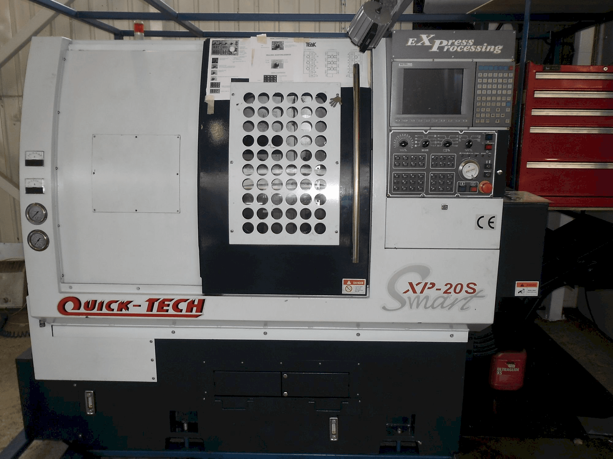 Čelní pohled na Quick-Tech XP-20S stroj
