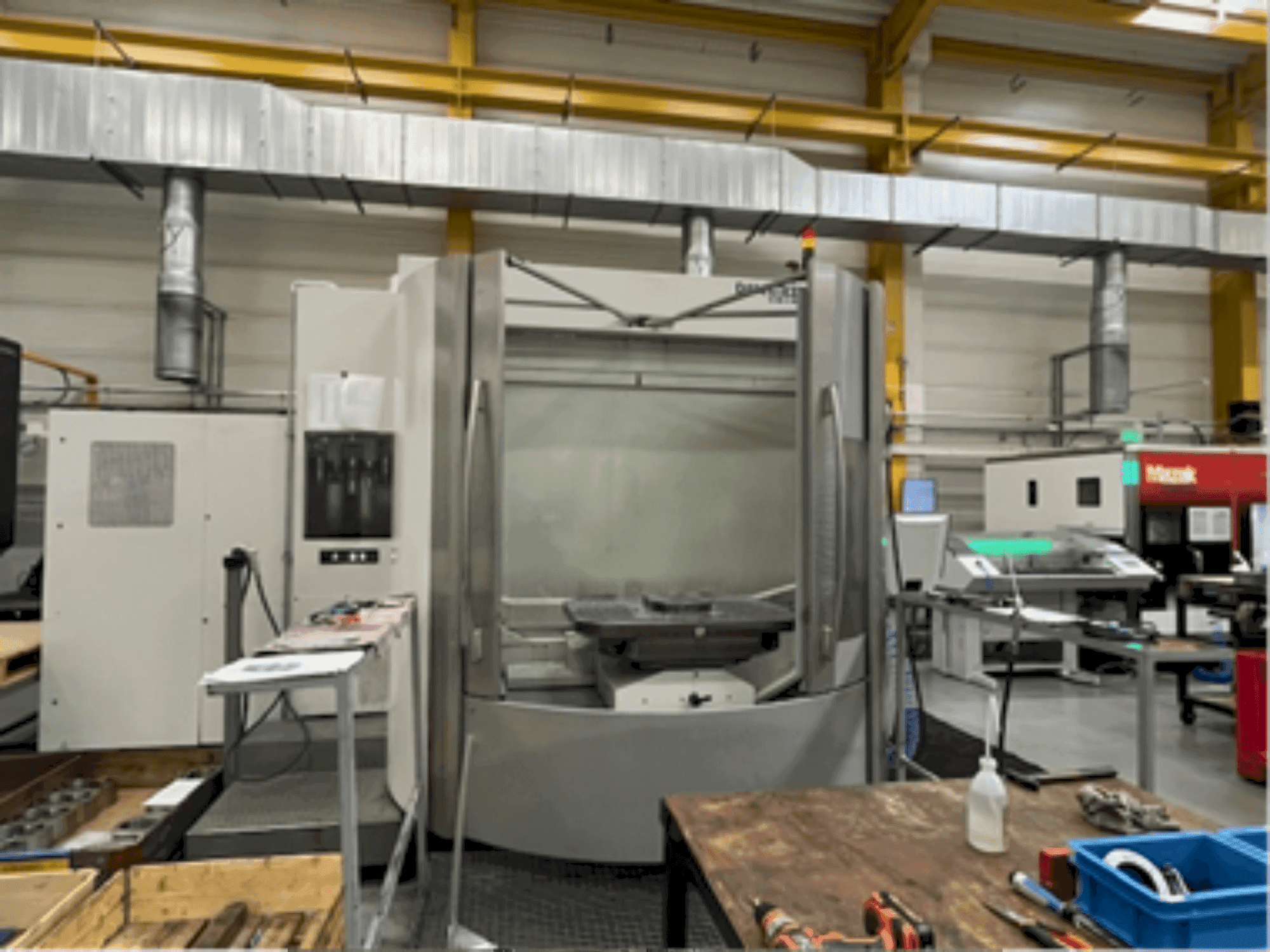 Čelní pohled na DMG GILDEMEISTER DMC 125U stroj