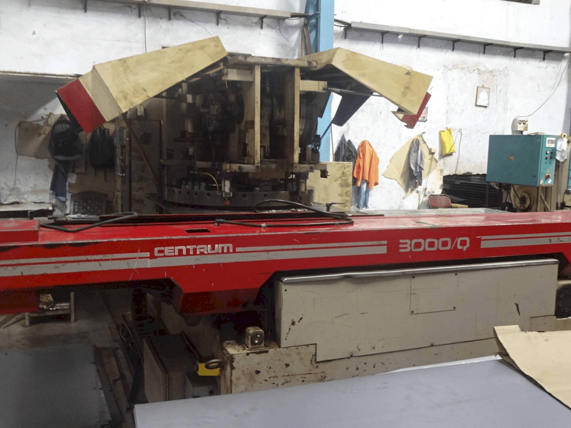 Čelní pohled na MURATA MURATEC CENTRUM 3000 stroj