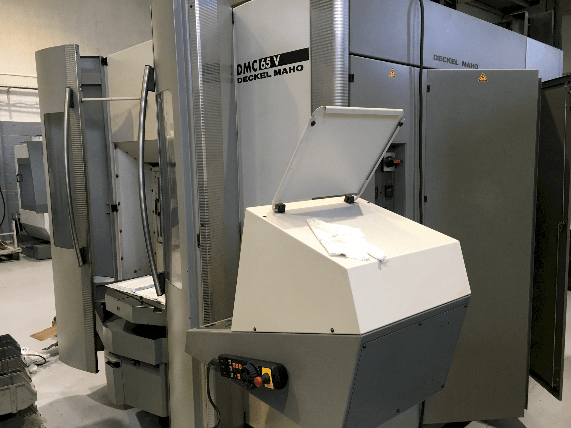 Čelní pohled na DECKEL MAHO DMC 65V stroj
