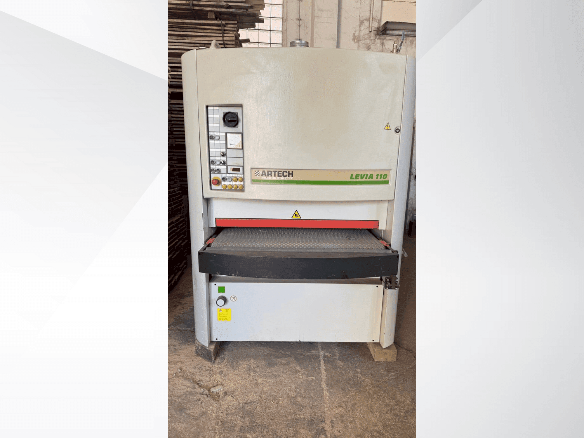 Čelní pohled na BIESSE Levia 110 stroj