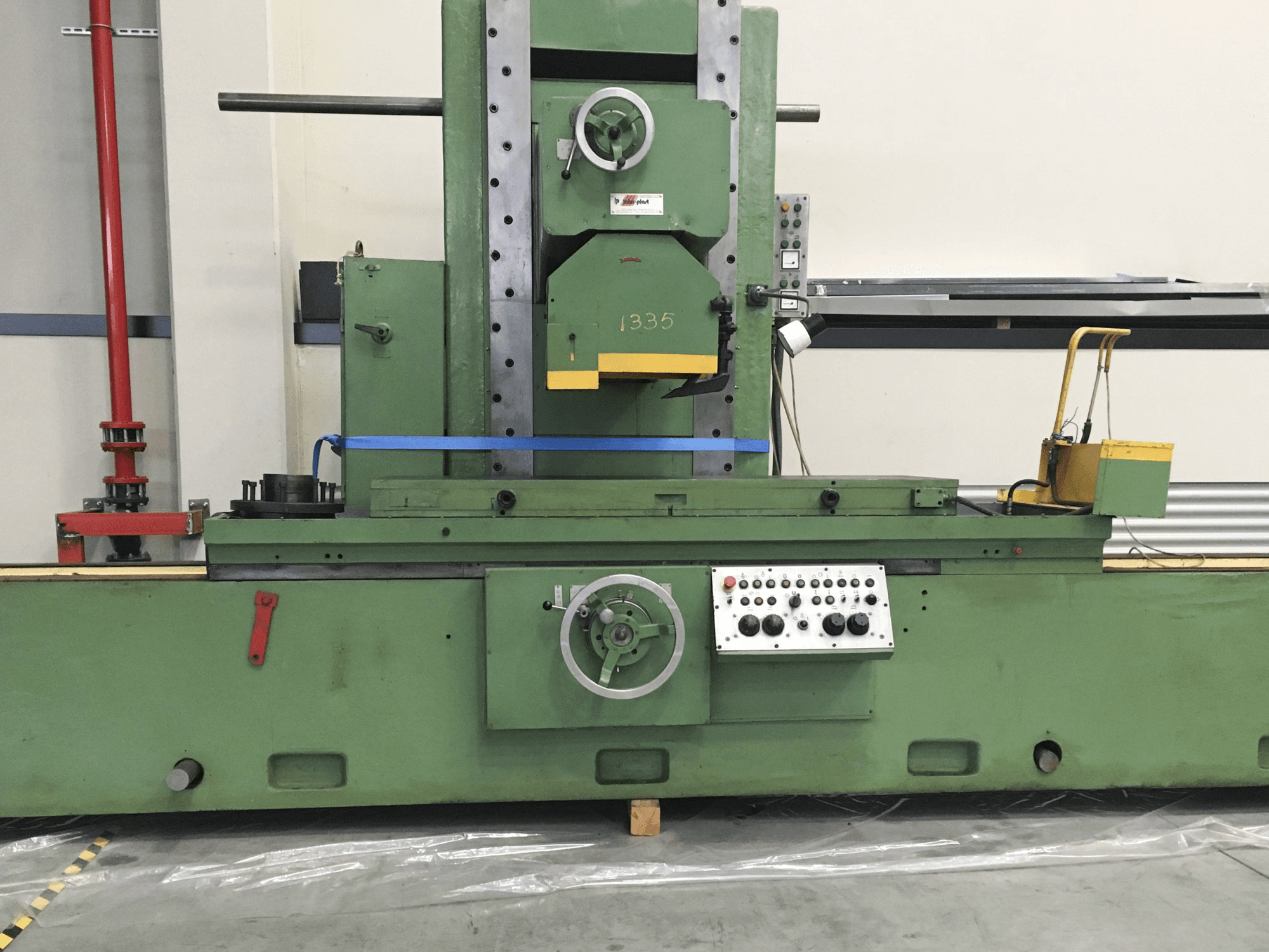 Čelní pohled na Inter-plast 3 D 725 stroj