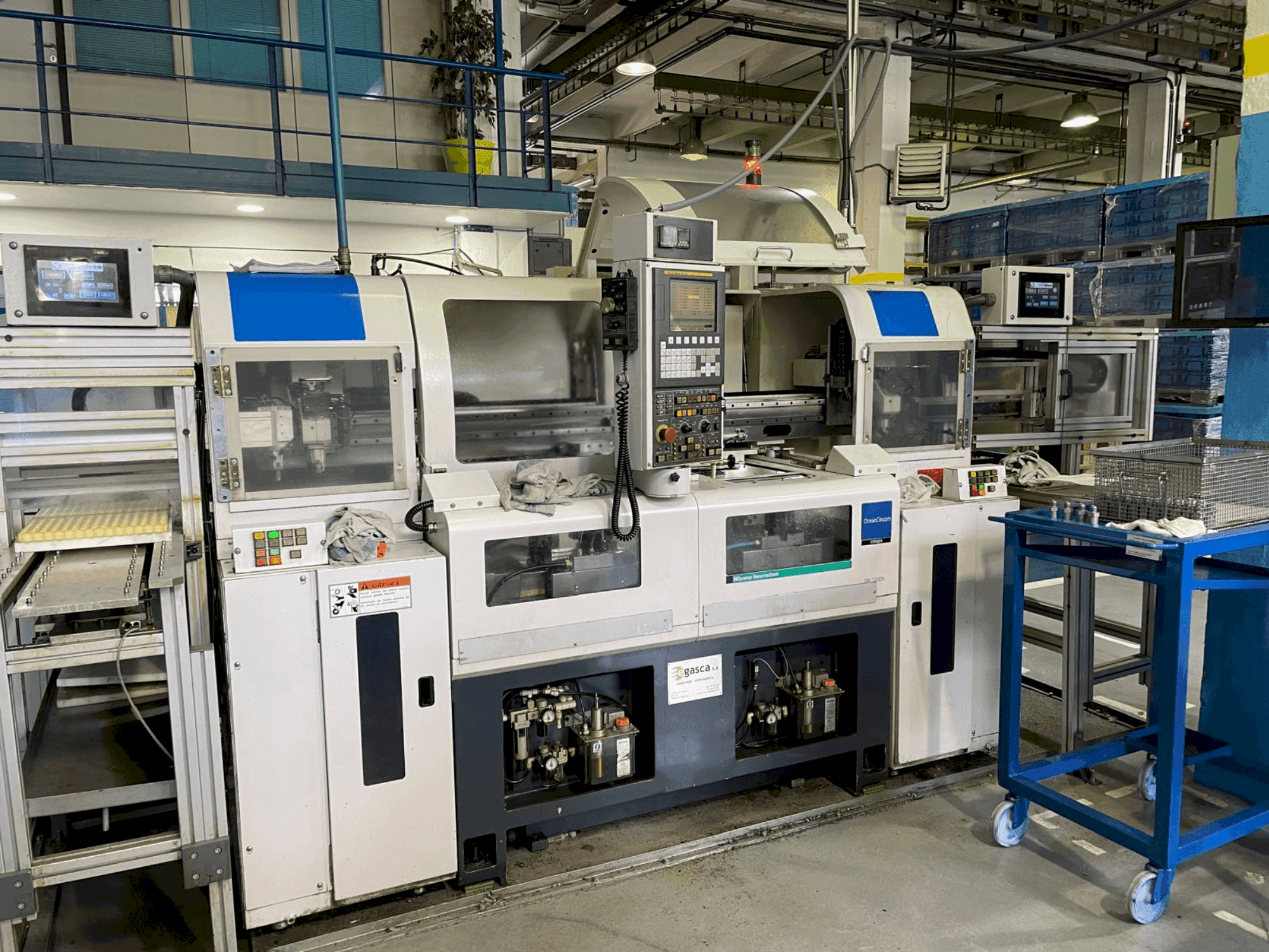 Čelní pohled na Miyano GN-3200W stroj