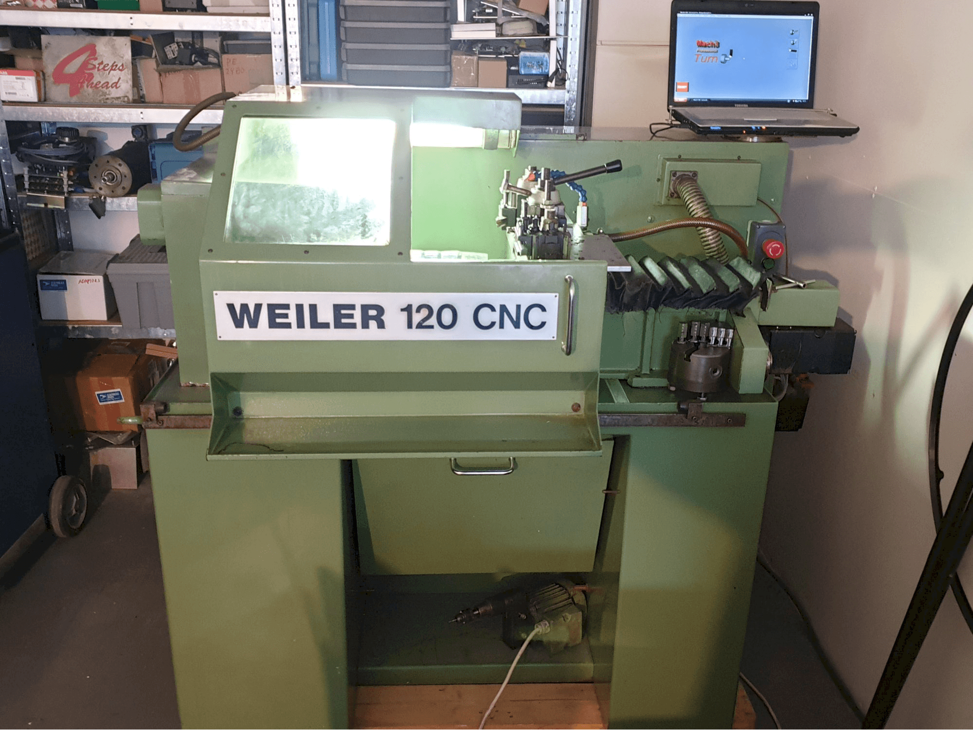 Čelní pohled na Weiler 120 CNC stroj