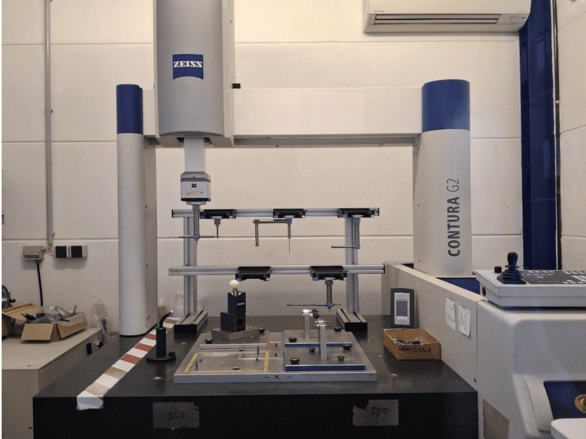 Souřadnicová měřicí souprava ZEISS Contura G2 v laboratorním prostředí, která ukazuje měřicí přístroj a ovládací panel z čelního pohledu.