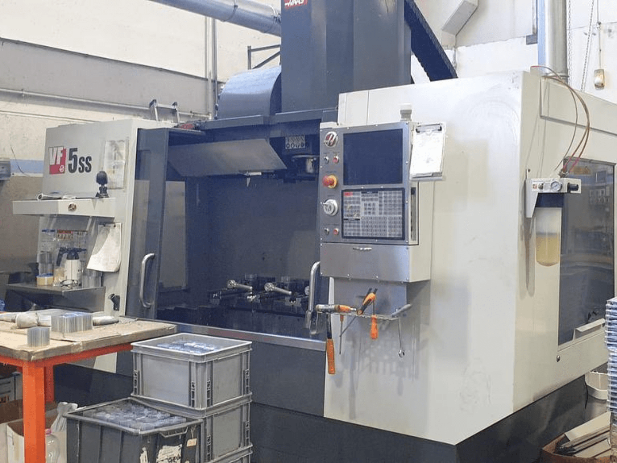 Vertikální obráběcí centrum HAAS VF-5SS v čelním pohledu, zobrazující ovládací panel, pracovní prostor a zásobníky.