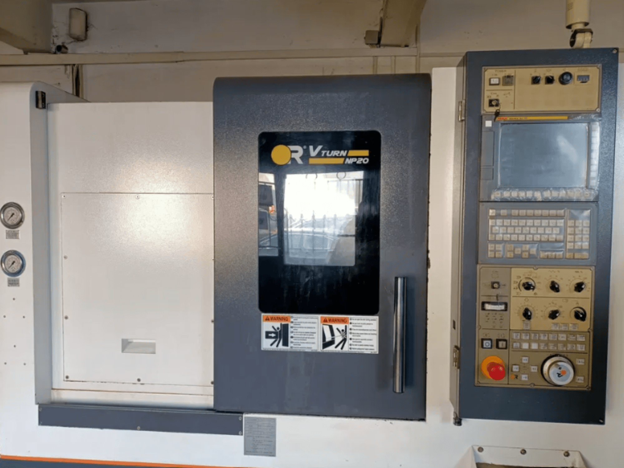 OR VTURN NP20 CNC pohled zepředu, ovládací panel s tlačítky, displej a měřidla na boku.