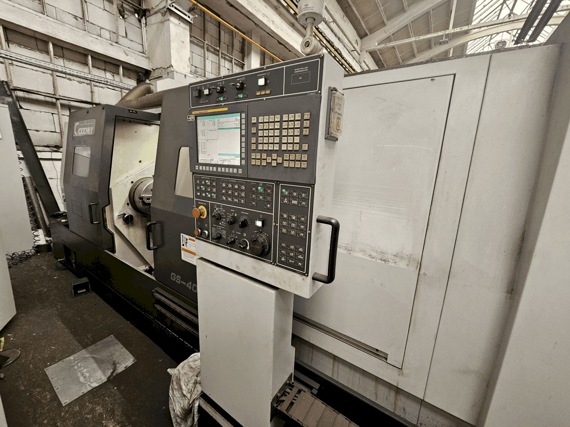 Čelní pohled na Goodway GS-4000LM stroj