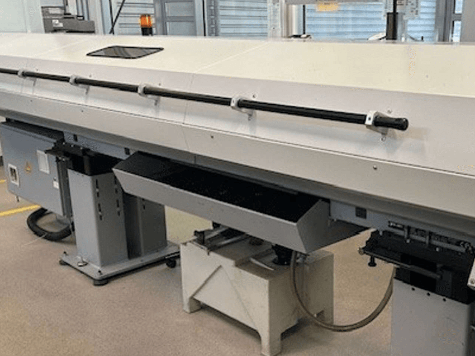 Pohled zepředu na otočné frézovací centrum Index G 200 RATIO LINE, který ukazuje jeho elegantní design a funkční ovládací panel.