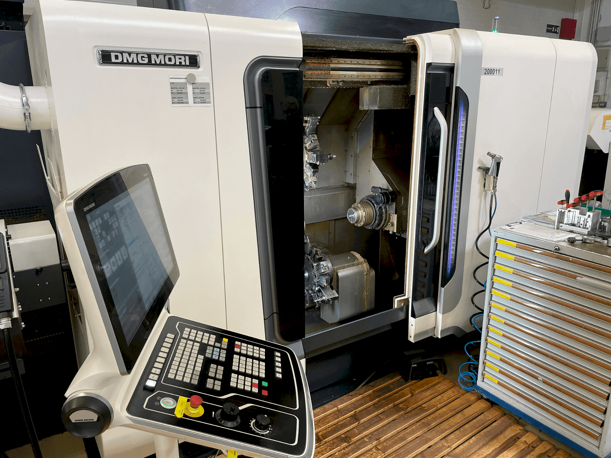 Levý pohled na DMG MORI Sprint 50 2T stroj