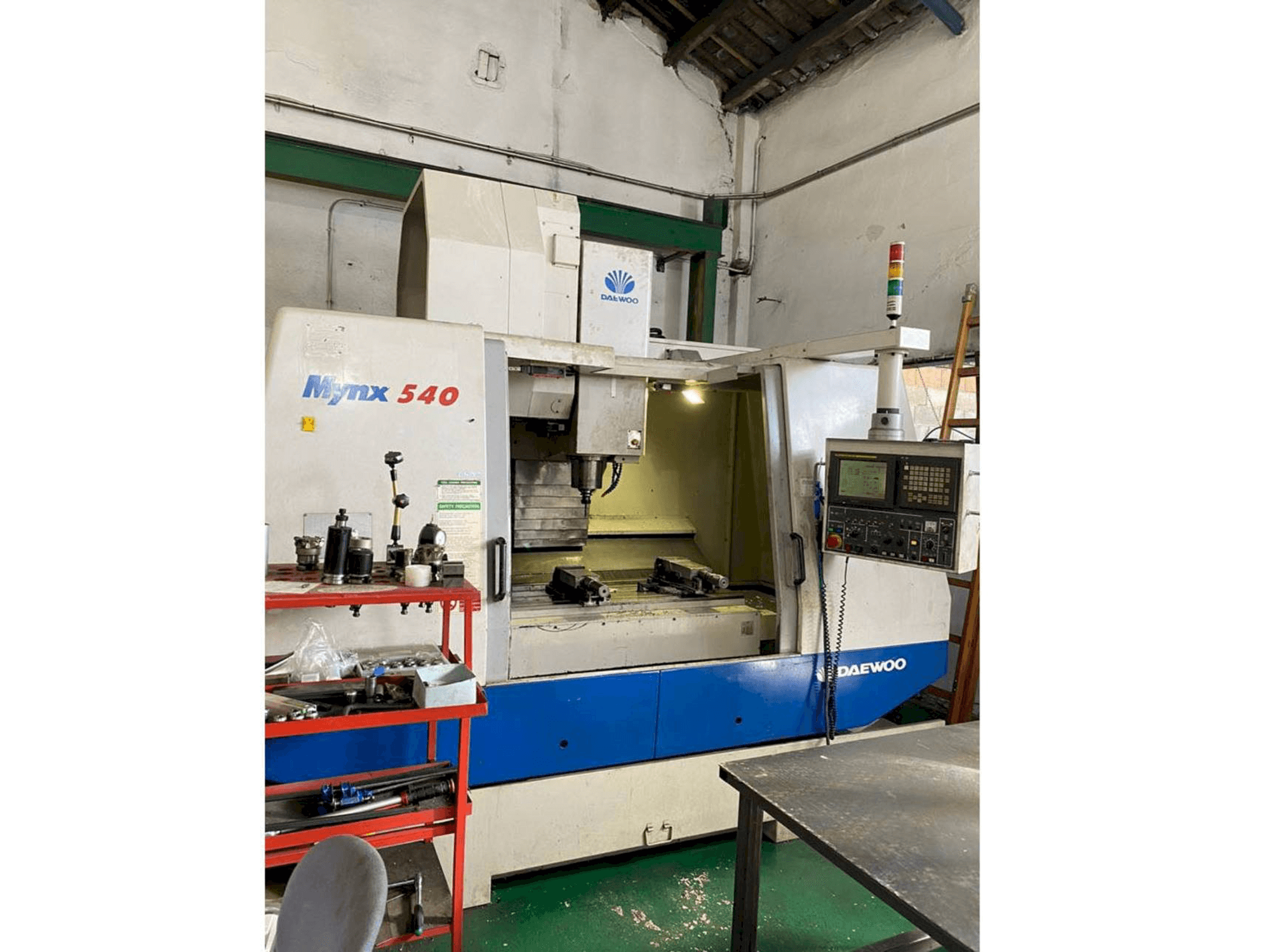 Čelní pohled na DAEWOO Mynx 540 stroj