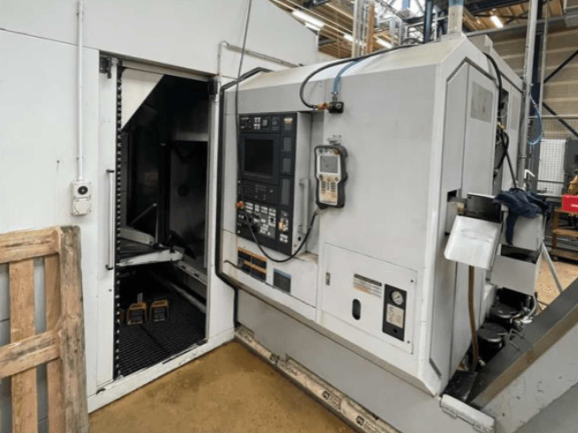 Horizontální soustruh DMG Mori Seiki NZ2000T3Y2, boční pohled na ovládací panel a vnitřní prostor stroje.